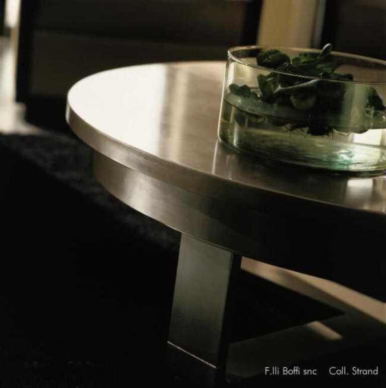 Voici la table basse ronde Regent, une pièce maîtresse éblouissante qui allie opulence et design intemporel. Fabriquée en bois de hêtre massif, cette table affiche une silhouette qui allie harmonieusement sophistication et beauté de la