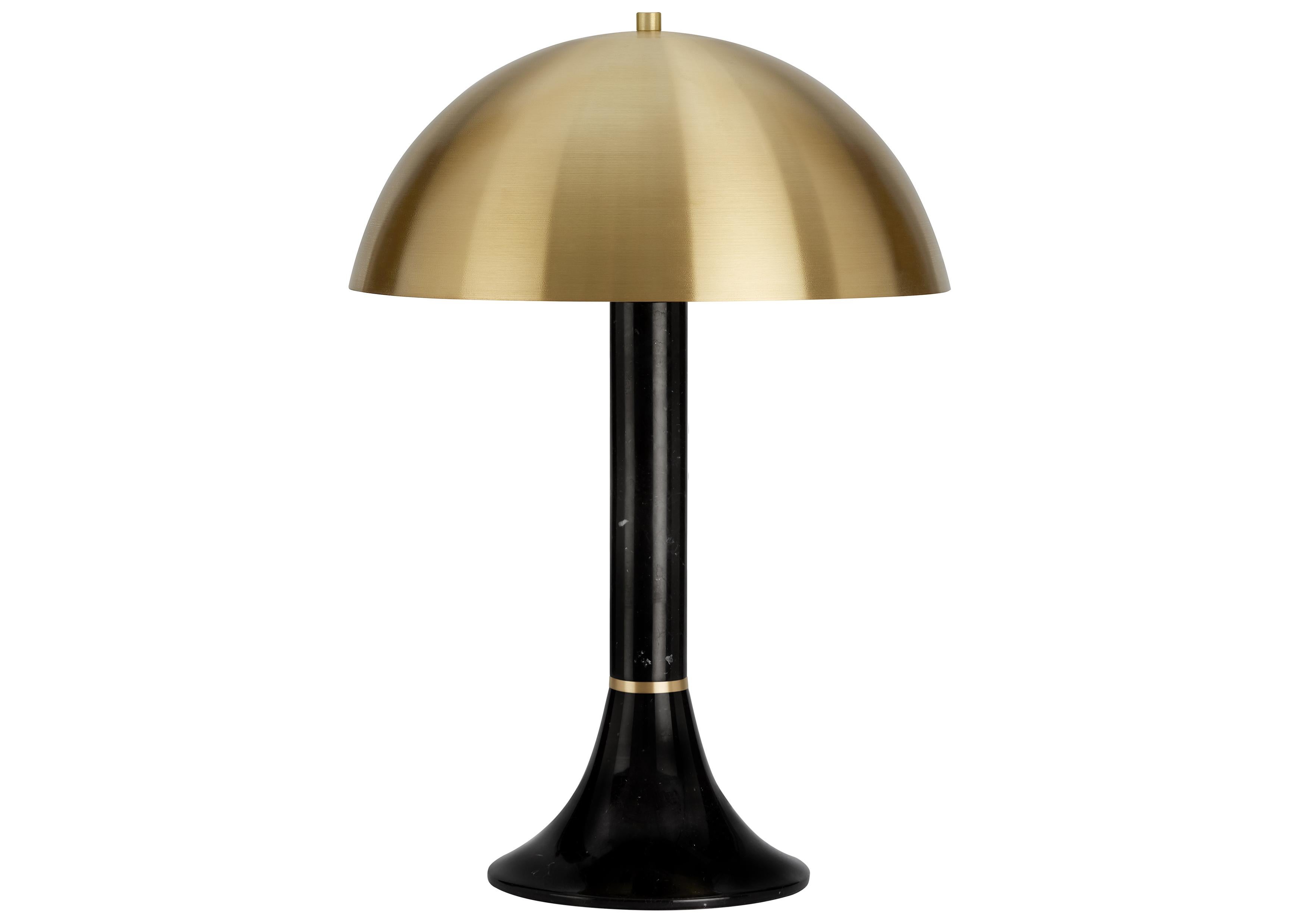 Lampe de table Regent de CTO Lighting
MATERIAL : marbre noir marquina poli et laiton satiné
Également disponible en marbre de carrare blanc poli avec laiton satiné.

Dimensions : H 45 x L 30 cm 

Toutes nos lampes peuvent être câblées en fonction de