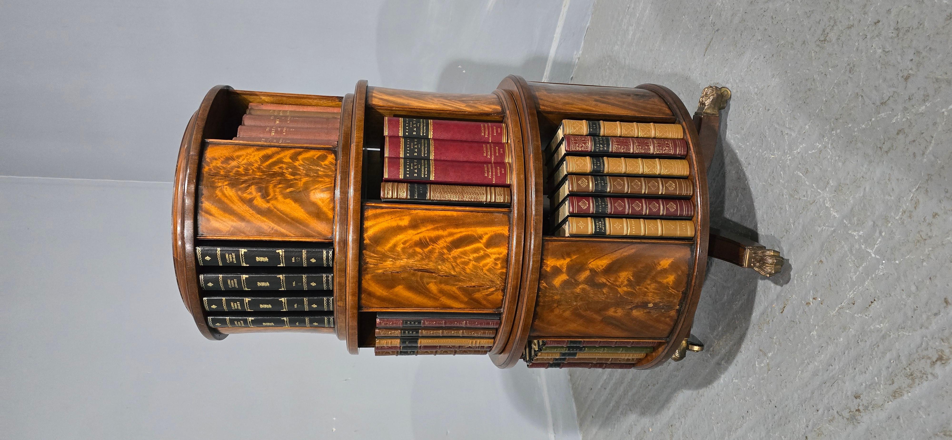 Libreria girevole a tre piani in mogano a fiamma di ottima qualità, con piedistallo centrale e ruote a zampa regency, in ottime condizioni generali.

38,5