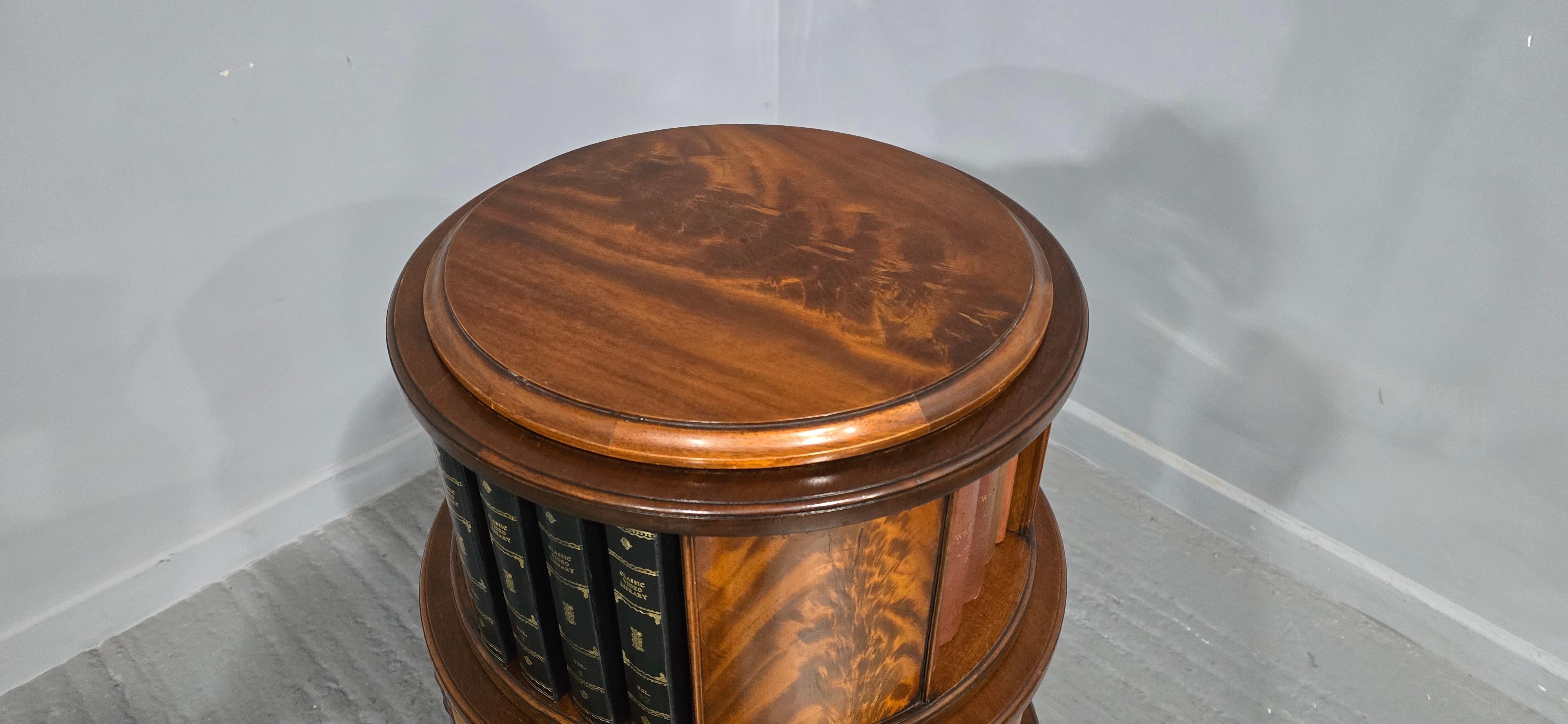 Libreria girevole in mogano Regeny In condizioni buone a Swadlincote, GB