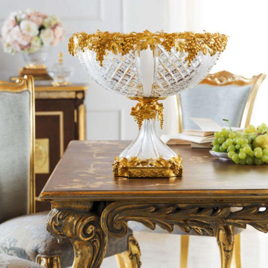 Add a touch of luxury to your home decor with our Reggia handgrinded round cupp. The clear crystal is hand-grinded to perfection, and the bronze casting grapes and base details add a touch of elegance. Perfect for use as a decorative piece or as a