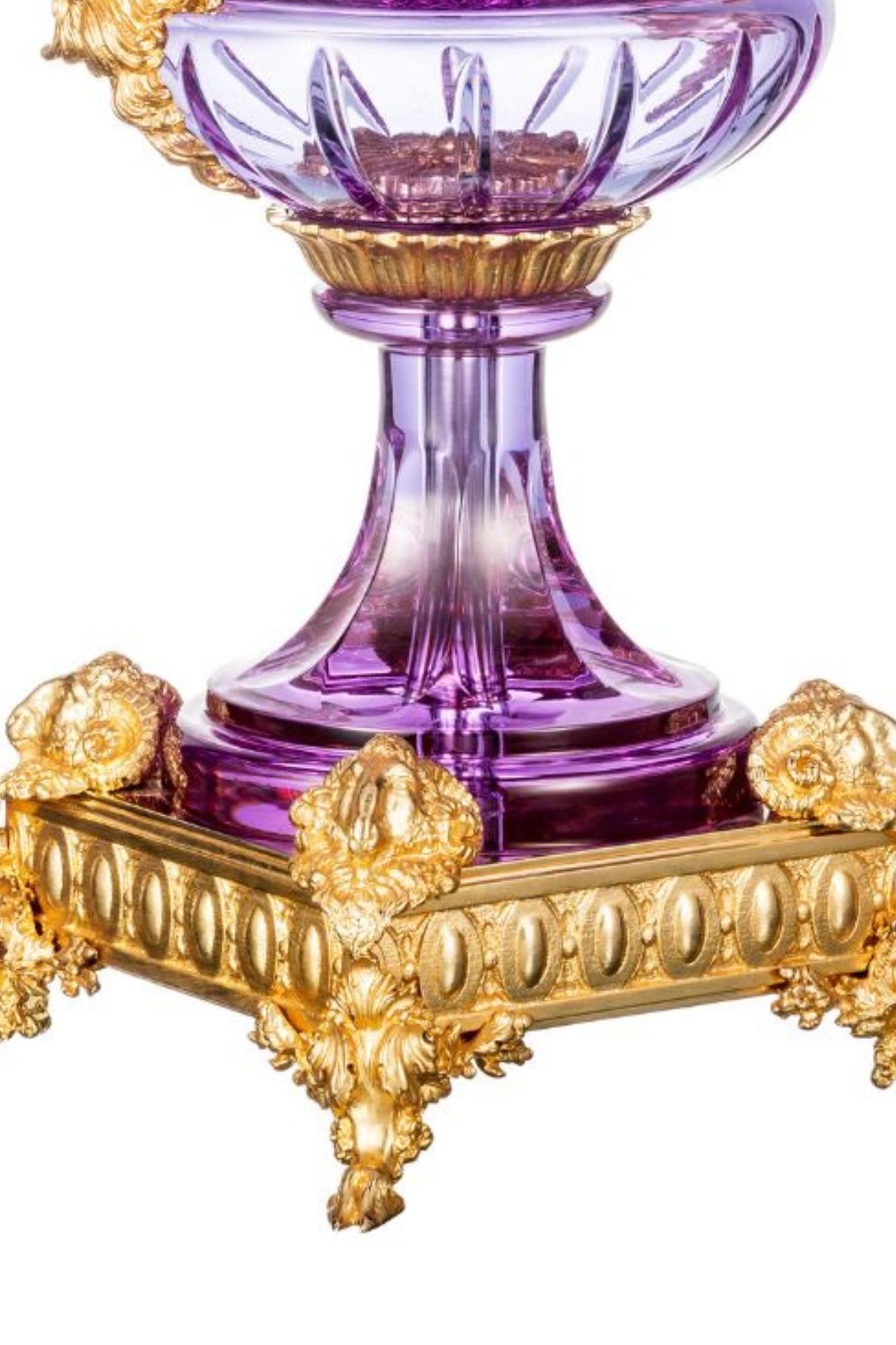 Reggia viola macinata a mano con decorazioni in fusione di bronzo In New Condition For Sale In Firenze, FI