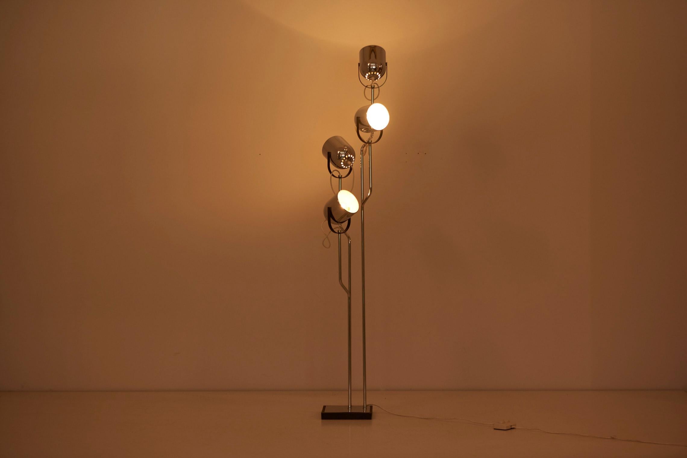 Reggiani 4 Head Chrome and Black Floor Lamp, Italy, 1960s In Good Condition For Sale In Berlin, DE