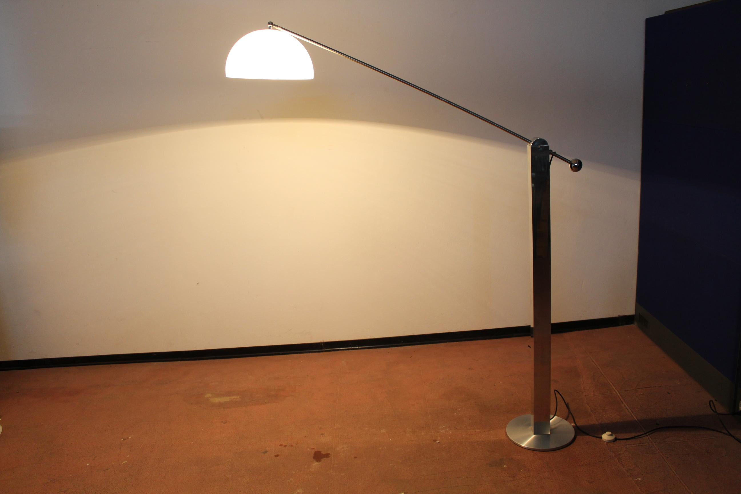 Very nice chromed floor lamp Reggiani 1970s with removable arm.
Wear consistent with age and use.
There is a worn-out Reggiani label that is difficult to read.