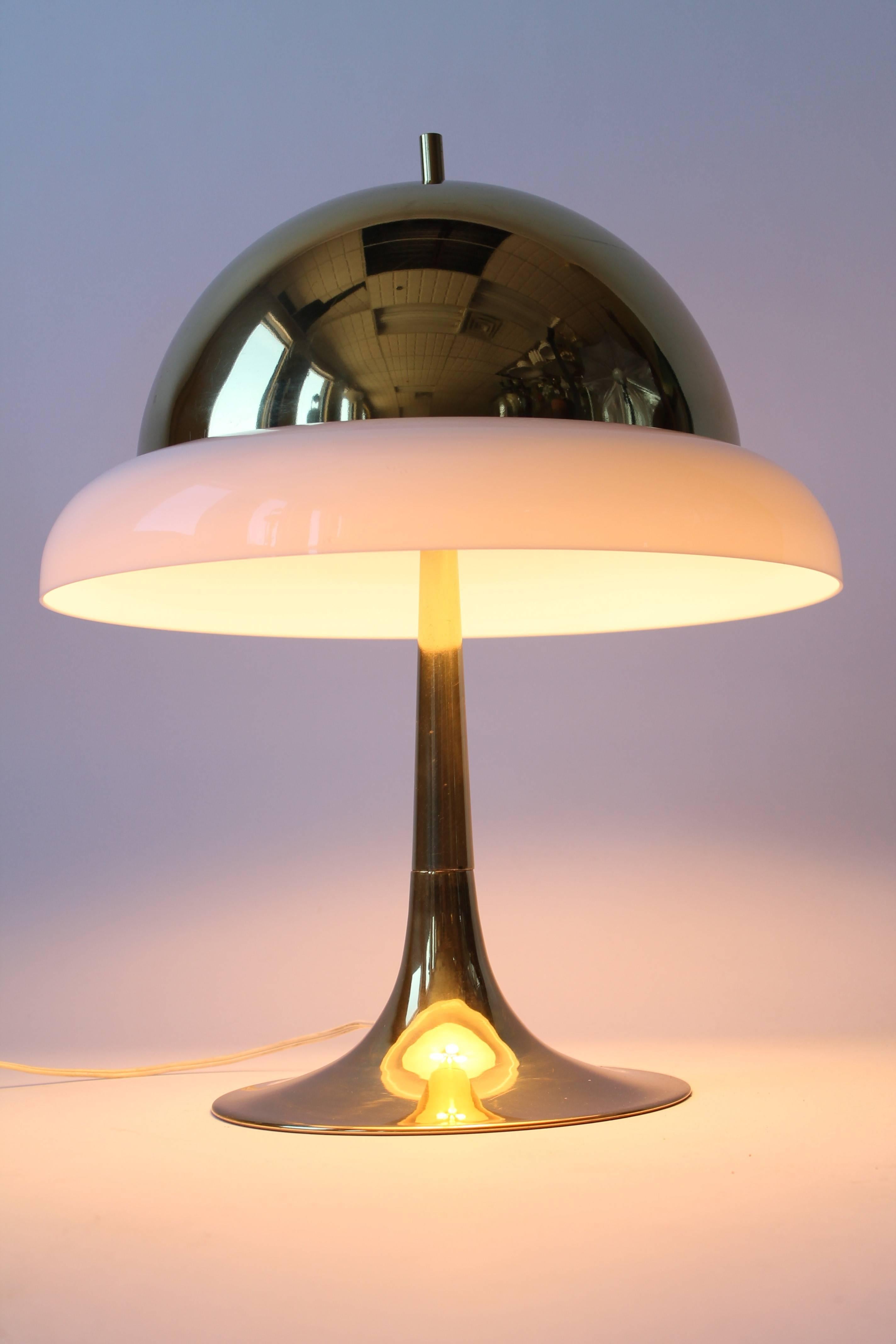 Mid-Century Modern Lampe de bureau Reggiani en laiton et perspex mi-siècle, années 1960, Italie en vente