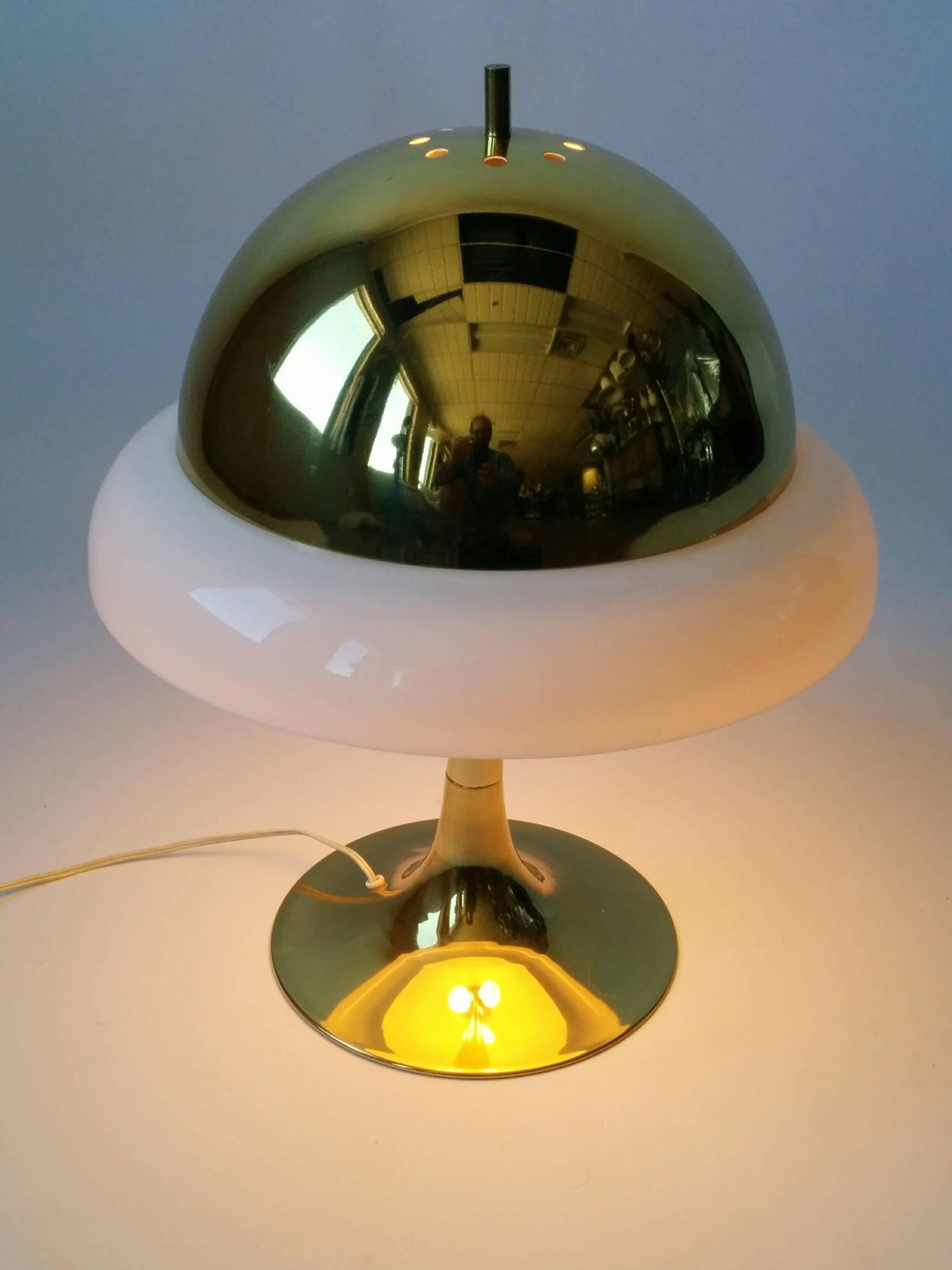 Plaqué Lampe de bureau Reggiani en laiton et perspex mi-siècle, années 1960, Italie en vente