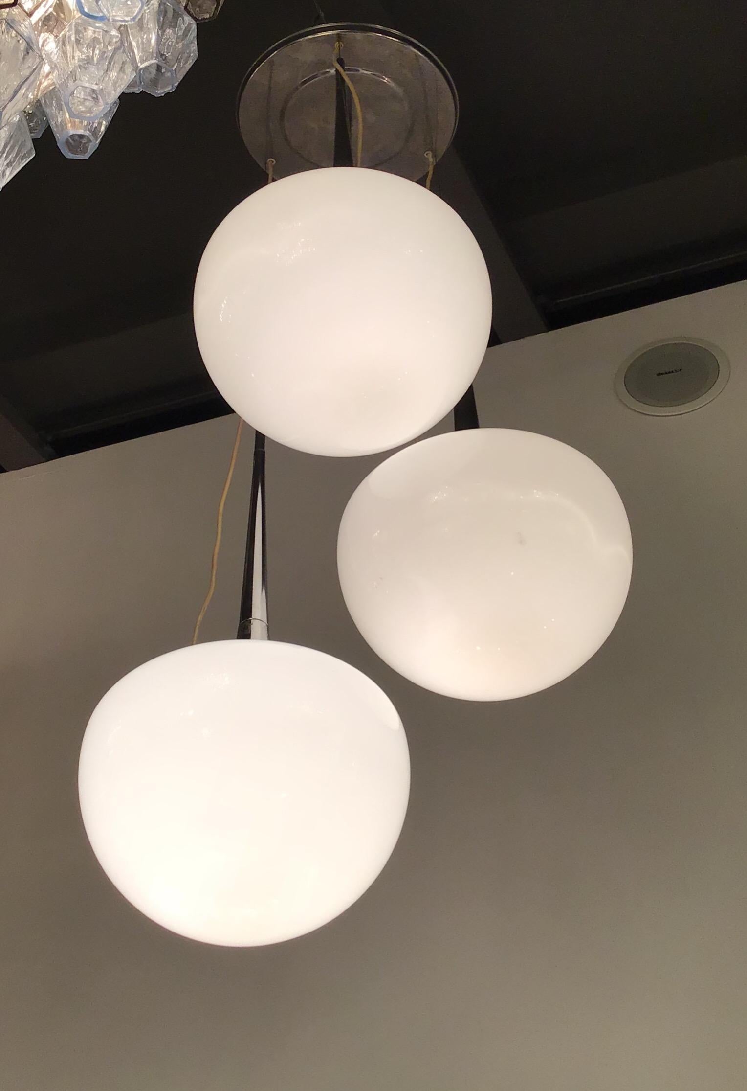 Lampadario Reggiani in metallo cromato e vetro opalino, Italia, 1970.