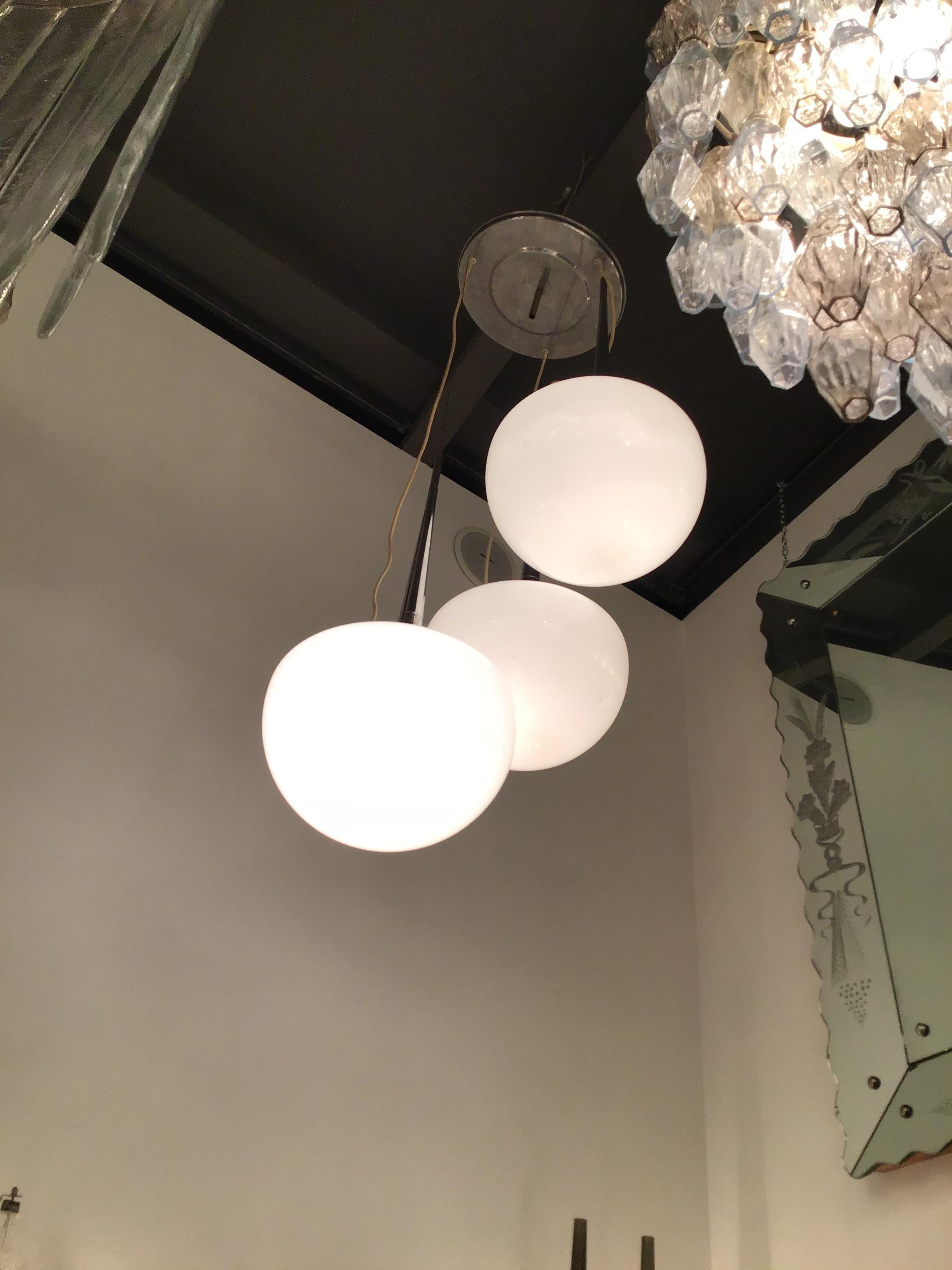 Italiano Lampadario Reggiani Cromo Metallo Vetro Opale Italia, 1970 in vendita