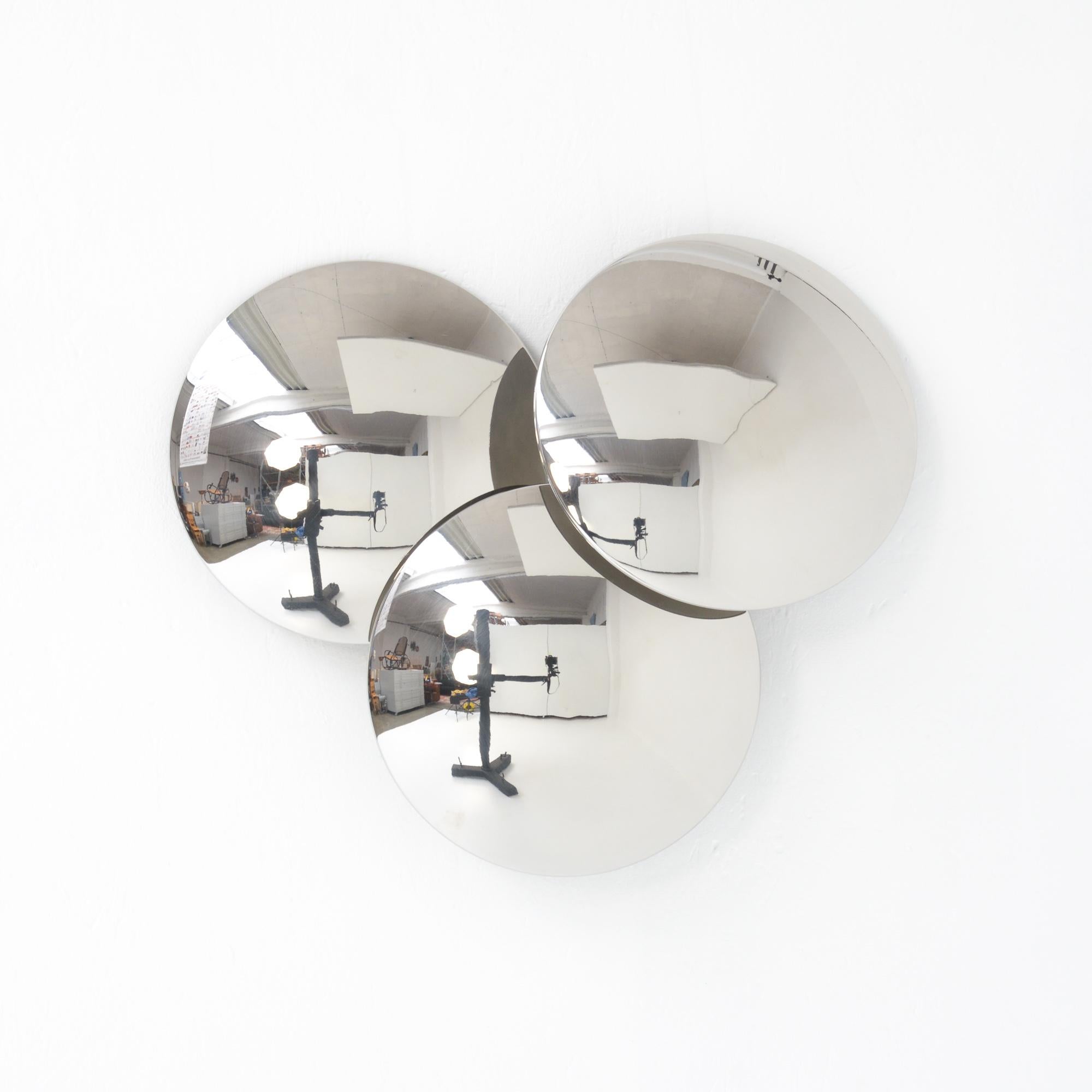 This amazing wall lamp was created and manufactured by Reggiani in Italy in the 1970s.
The three chrome convex discs (diameter 26,5 cm) are placed in a perfect composition, so the light bulb is not visible.
The discs work like mirrors and reflect