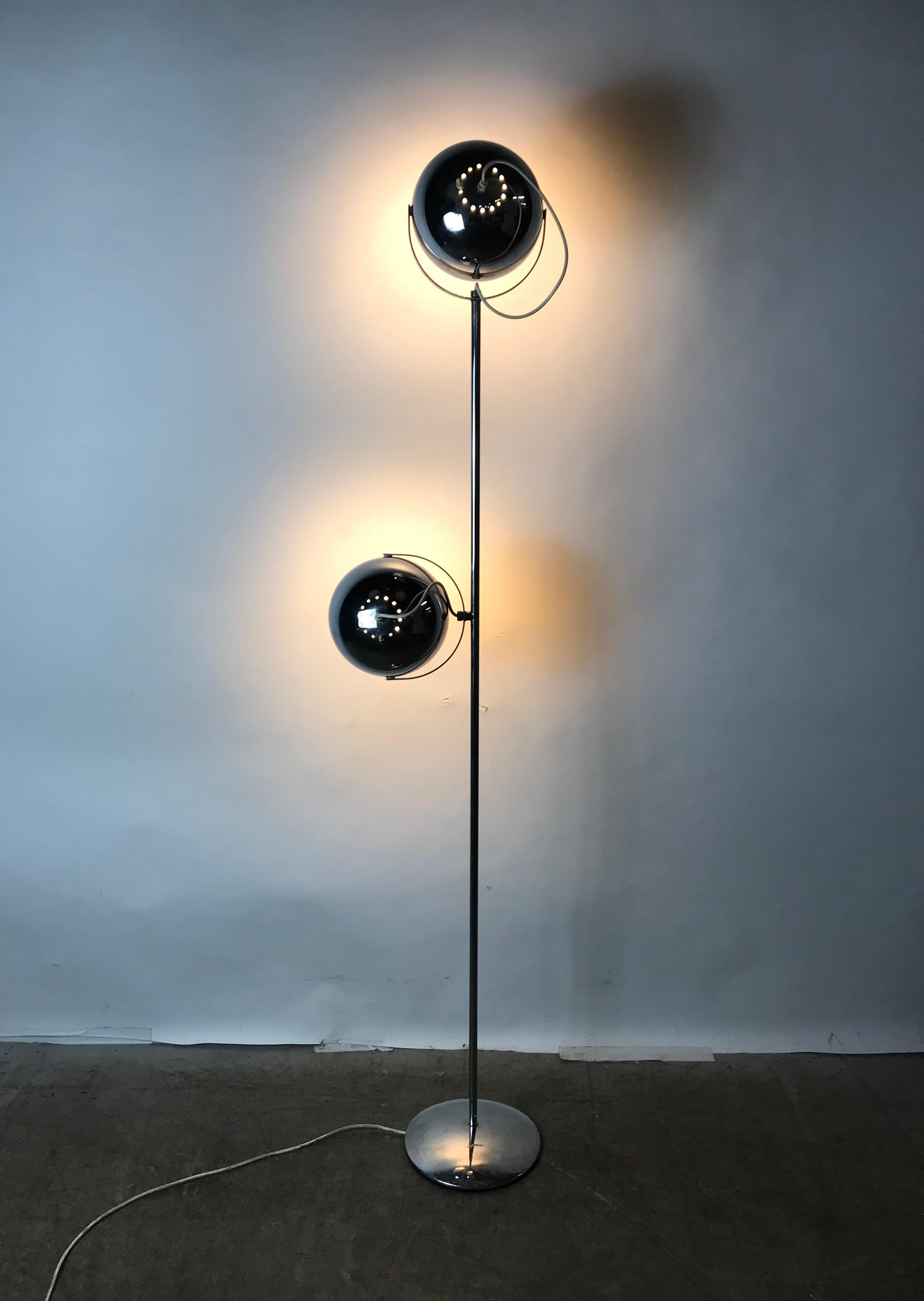 Classic 1960s Space Age floor lamp designed by Gofferdo Reggiani, solid, sturdy construction with a great attention to detail. Featuring two 8