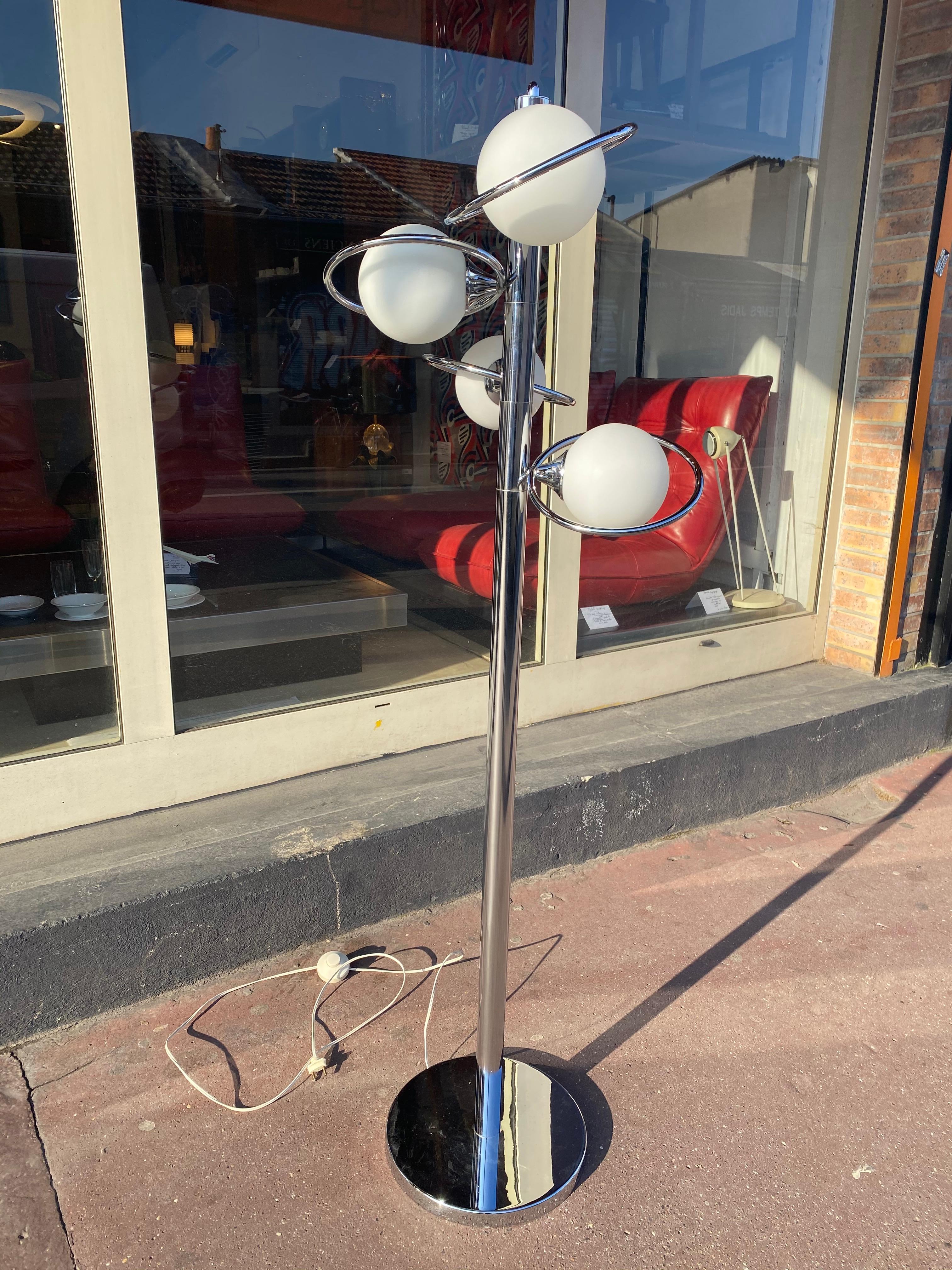 Reggiani
Cosmos floor lamp,
circa 1972

Stainless steel and glass
4 luminous globes

Measures: 142 x 50 x 50 cms
In a beautiful condition.
