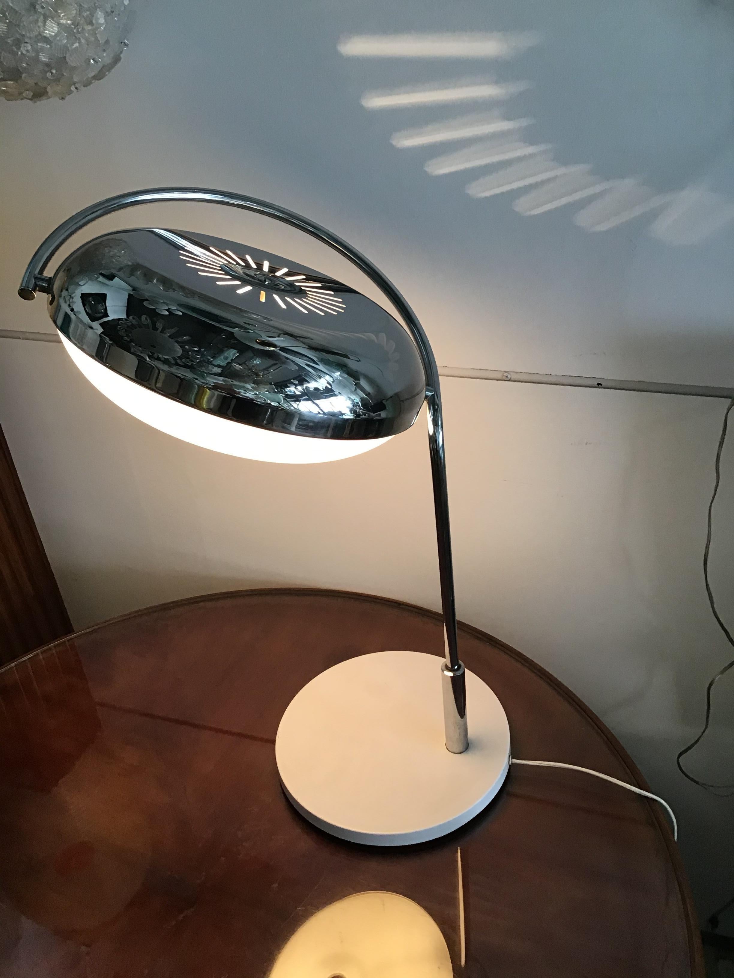 Exceptionnelle lampe de table Reggiani métal Crome fer plexiglas, 1967, Italie.