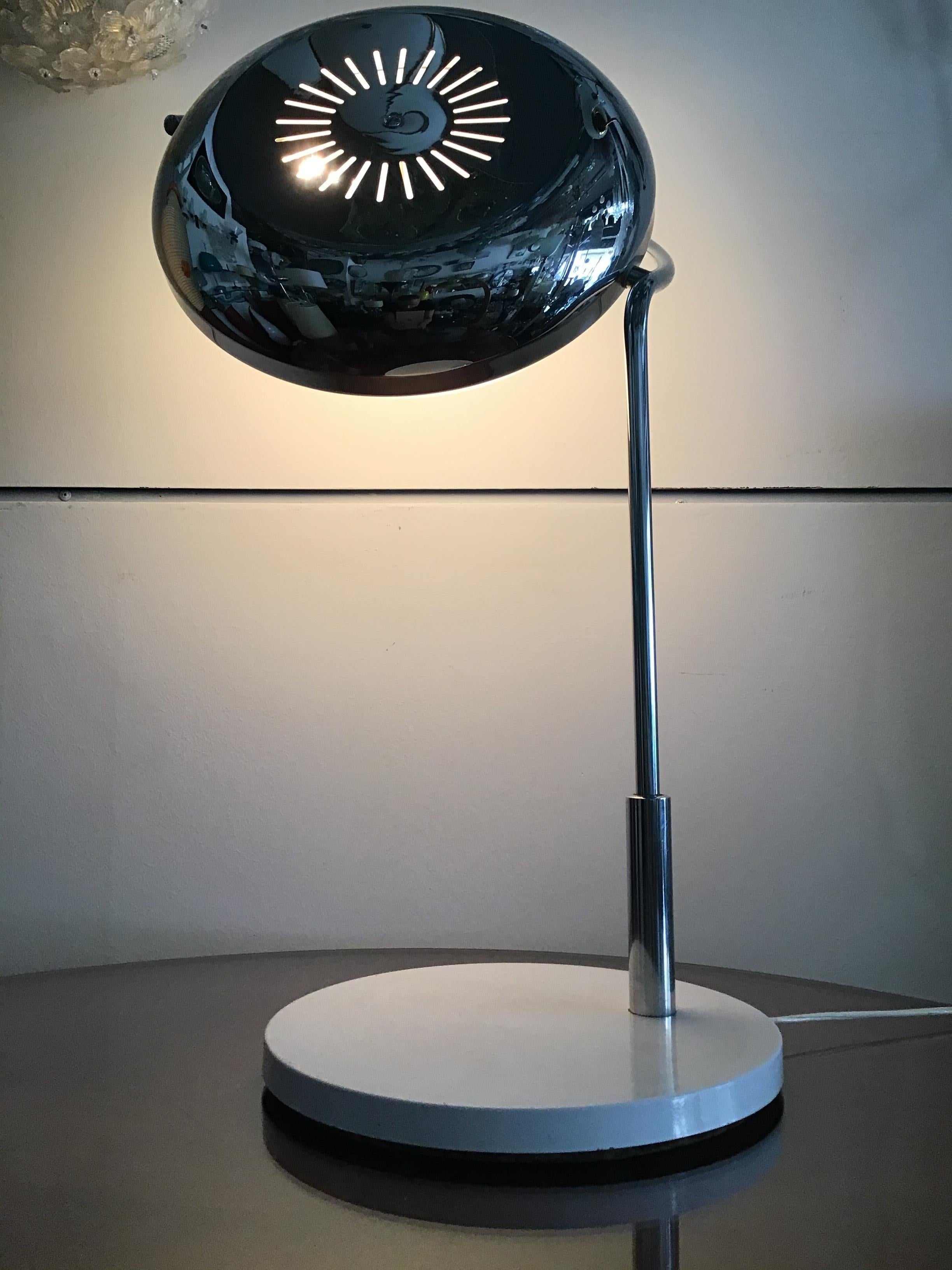 Milieu du XXe siècle Reggiani Exclusive Table Lamp Metal Crome Iron Plexiglass:: 1967:: Italy en vente