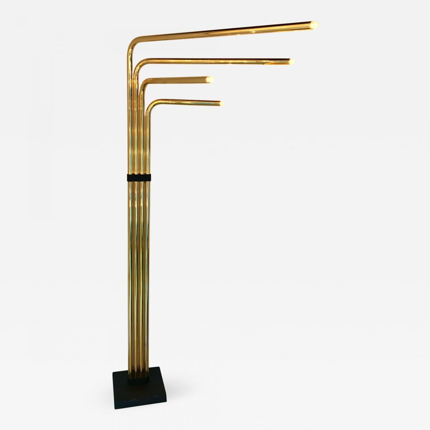 Architectural Reggiani 1970s brass-plated floor lamp, with four modular arms. 


Wired with E14 bulb holders.