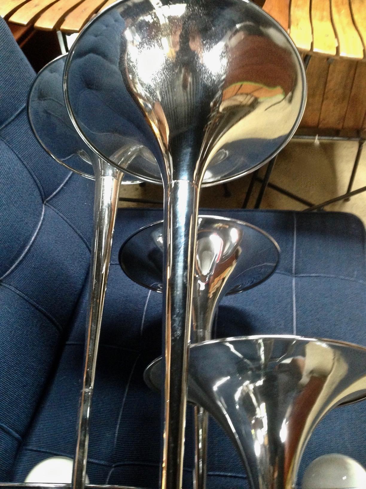 Reggiani Italien Gestufte Chrom-Pendelleuchte „Horn“ mit sechs Armen, 1970er Jahre (Ende des 20. Jahrhunderts) im Angebot