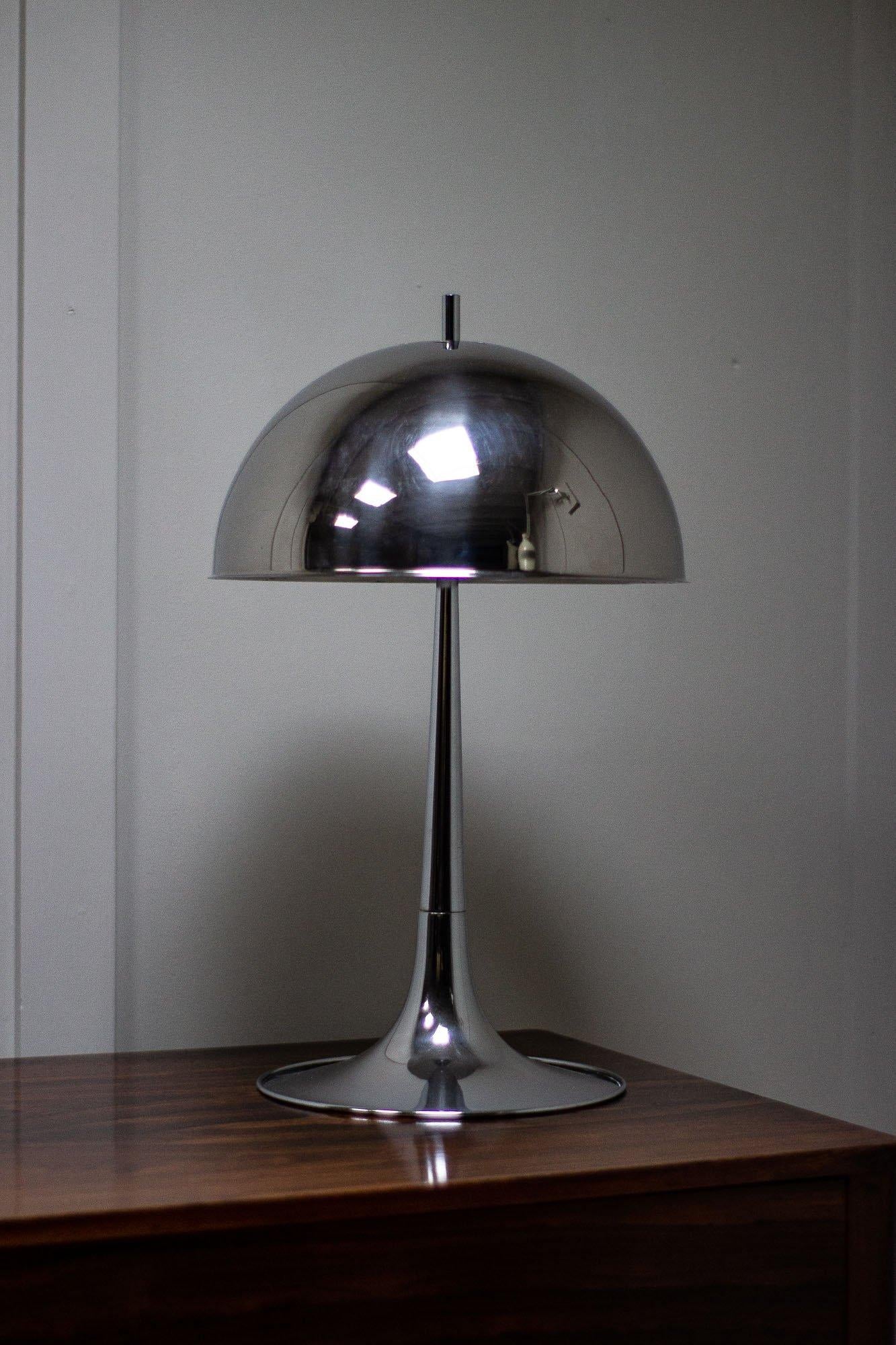 1960s Italian lamp by Reggiani, this metal lamp has a mushroom shade and a trupet base. 

Measures: Height 51cm

Width 32cm

Depth 32cm.