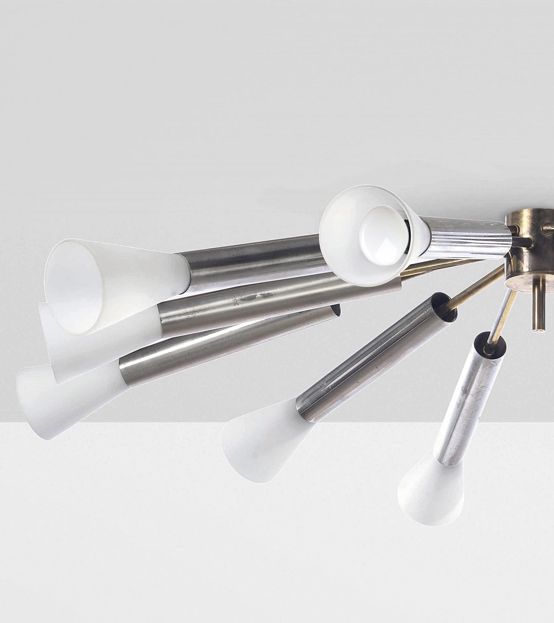 Reggiani, Deckenleuchte, Italien, 1960er Jahre, Rahmen aus vernickeltem Messing, konische Schirme aus weißem Milchglas, cm 25x130