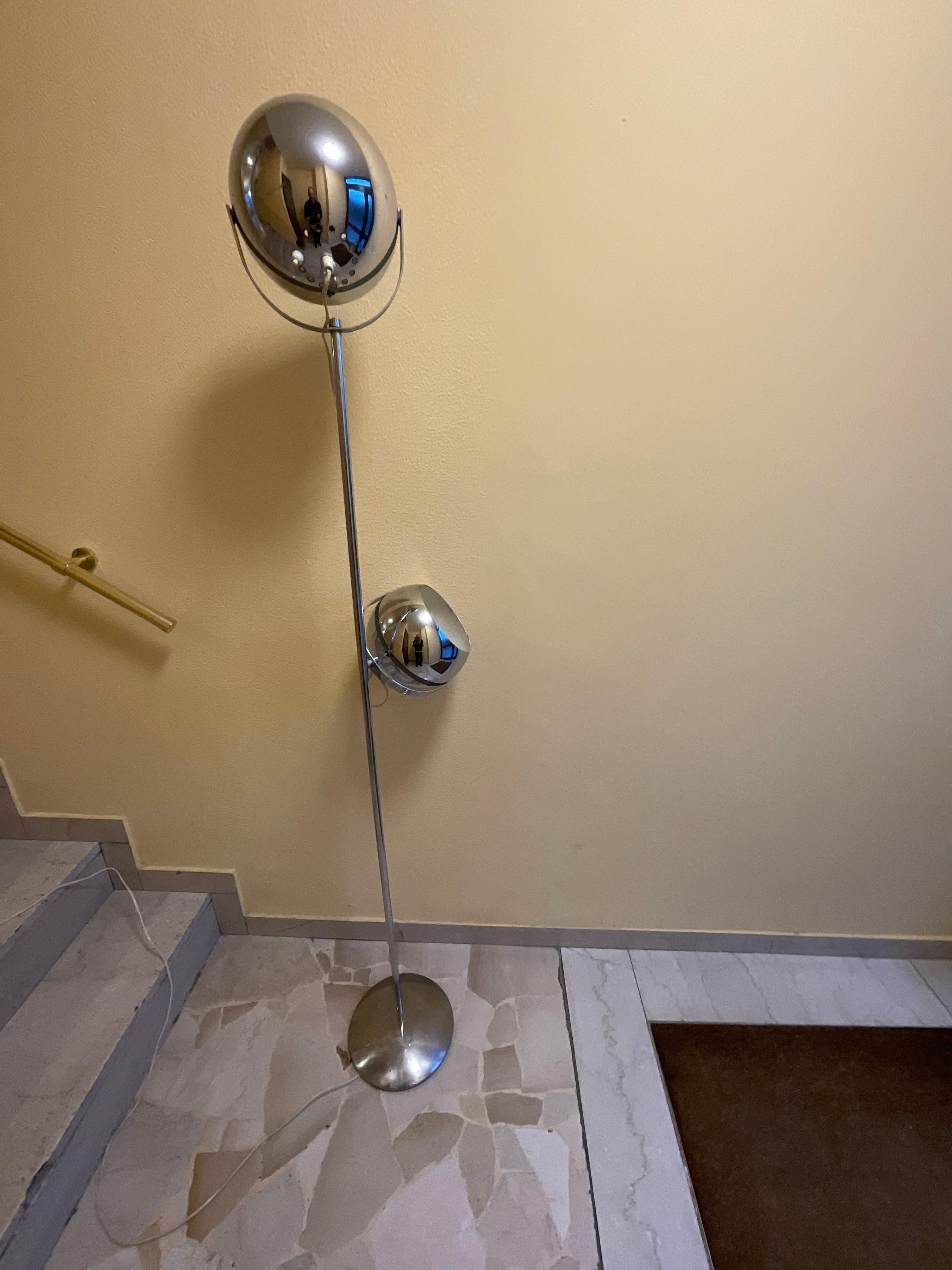 Un lampadaire original des années 1970, très moderne et fonctionnel avec 2 diffuseurs de lumière avec commutation séparée pour la lecture et la lumière ambiante.
