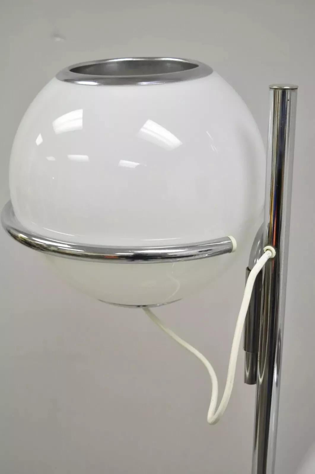 Reggiani, lampadaire moderne italien du milieu du siècle dernier, à double verre, orbe en chrome et marbre en vente 4