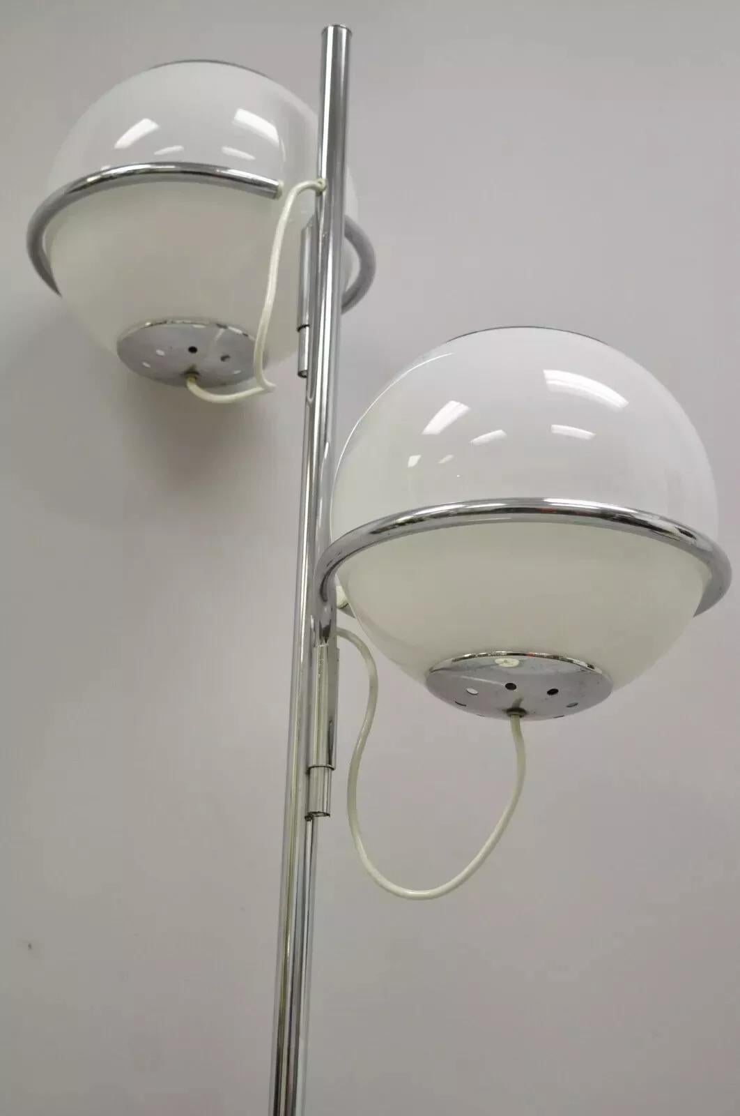 Reggiani, lampadaire moderne italien du milieu du siècle dernier, à double verre, orbe en chrome et marbre en vente 5
