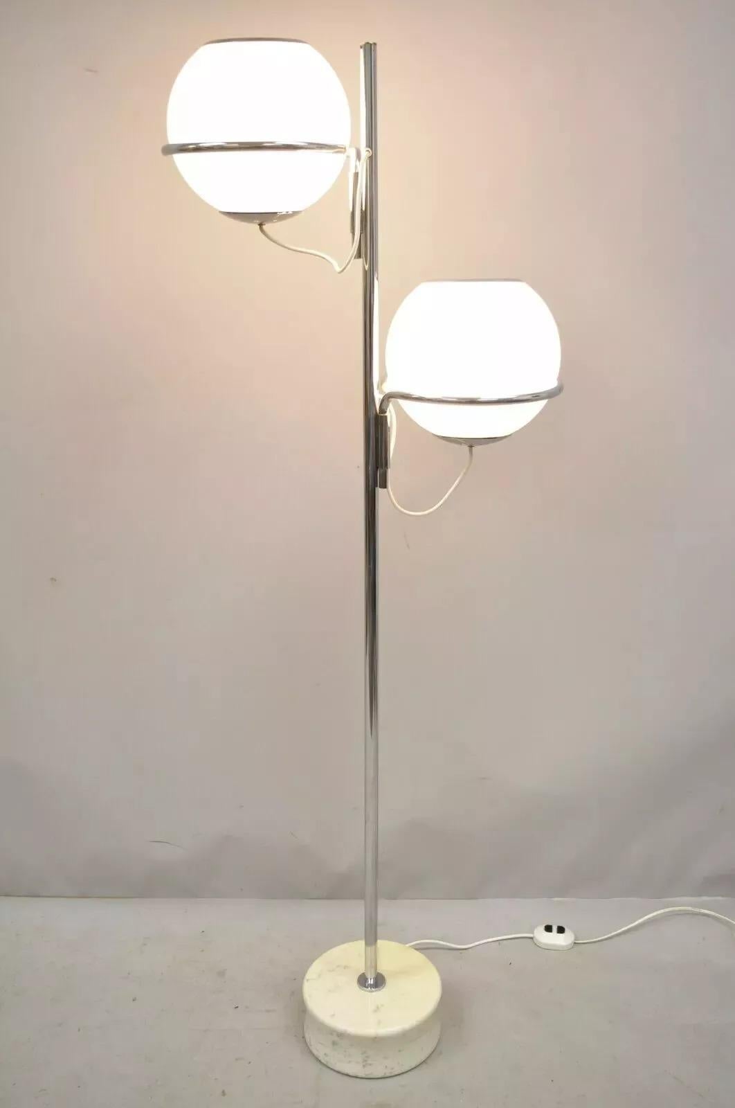 Reggiani Mid Century Italian Modern Double Glass Orb Chrome Marble Floor Lamp. L'article se caractérise par une base en marbre, des accents chromés, des abat-jours en verre, 3 réglages de lumière différents, des lignes modernistes épurées, un