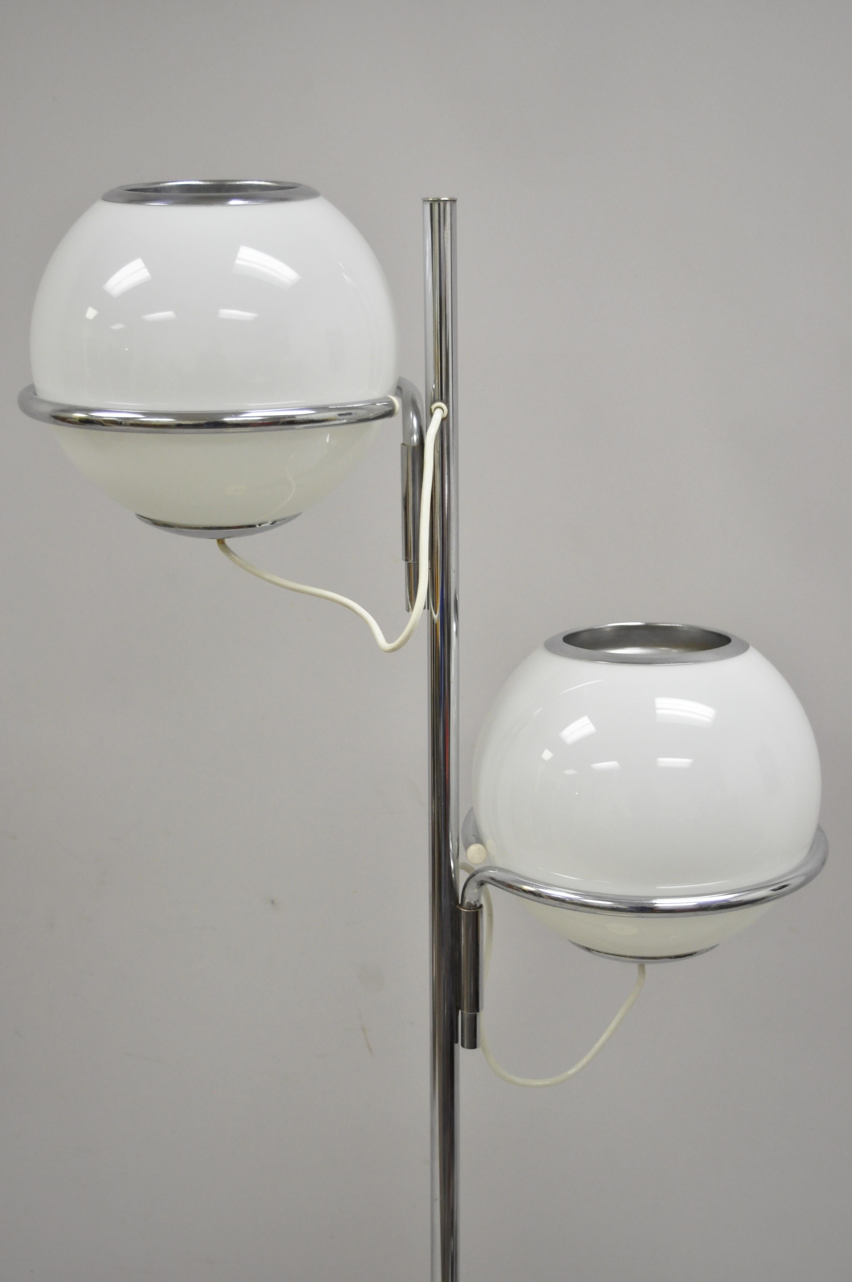 Mid-Century Modern Lampadaire Reggiani Midcentury Italian Modern Double Glass Orb Chrome Marble Lamp en vente