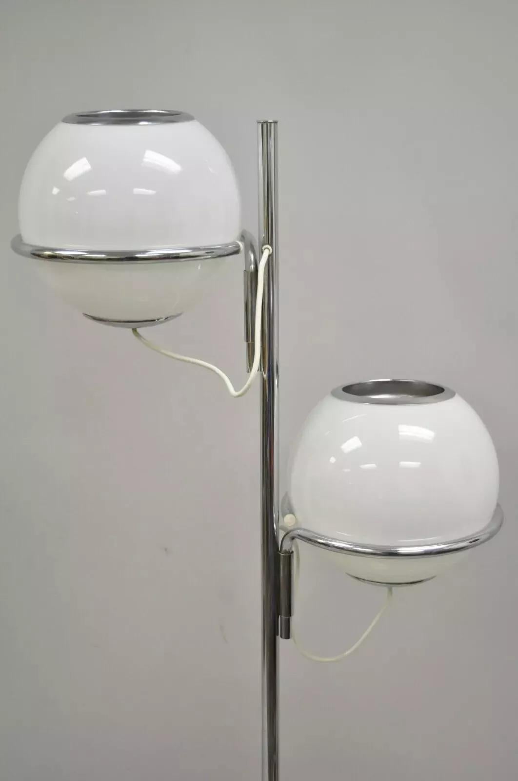 Mid-Century Modern Reggiani, lampadaire moderne italien du milieu du siècle dernier, à double verre, orbe en chrome et marbre en vente