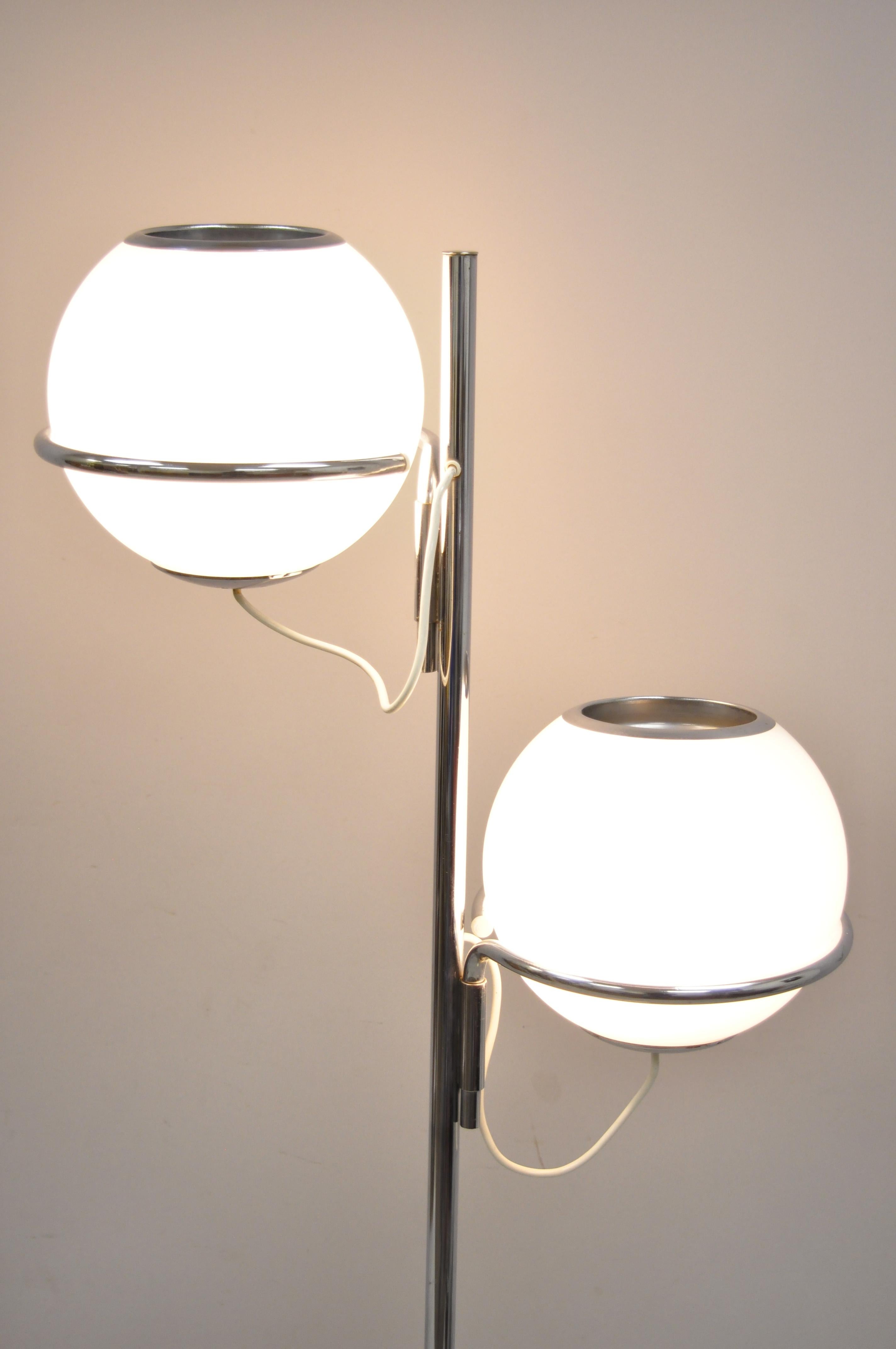 italien Lampadaire Reggiani Midcentury Italian Modern Double Glass Orb Chrome Marble Lamp en vente