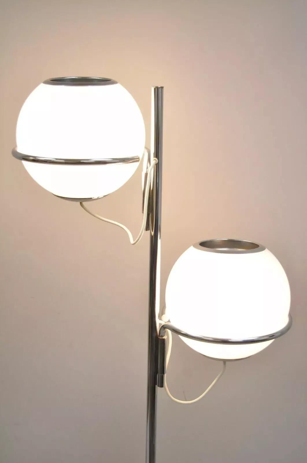Inconnu Reggiani, lampadaire moderne italien du milieu du siècle dernier, à double verre, orbe en chrome et marbre en vente
