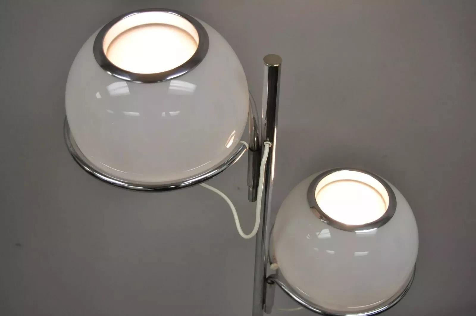 Reggiani, lampadaire moderne italien du milieu du siècle dernier, à double verre, orbe en chrome et marbre Bon état - En vente à Philadelphia, PA
