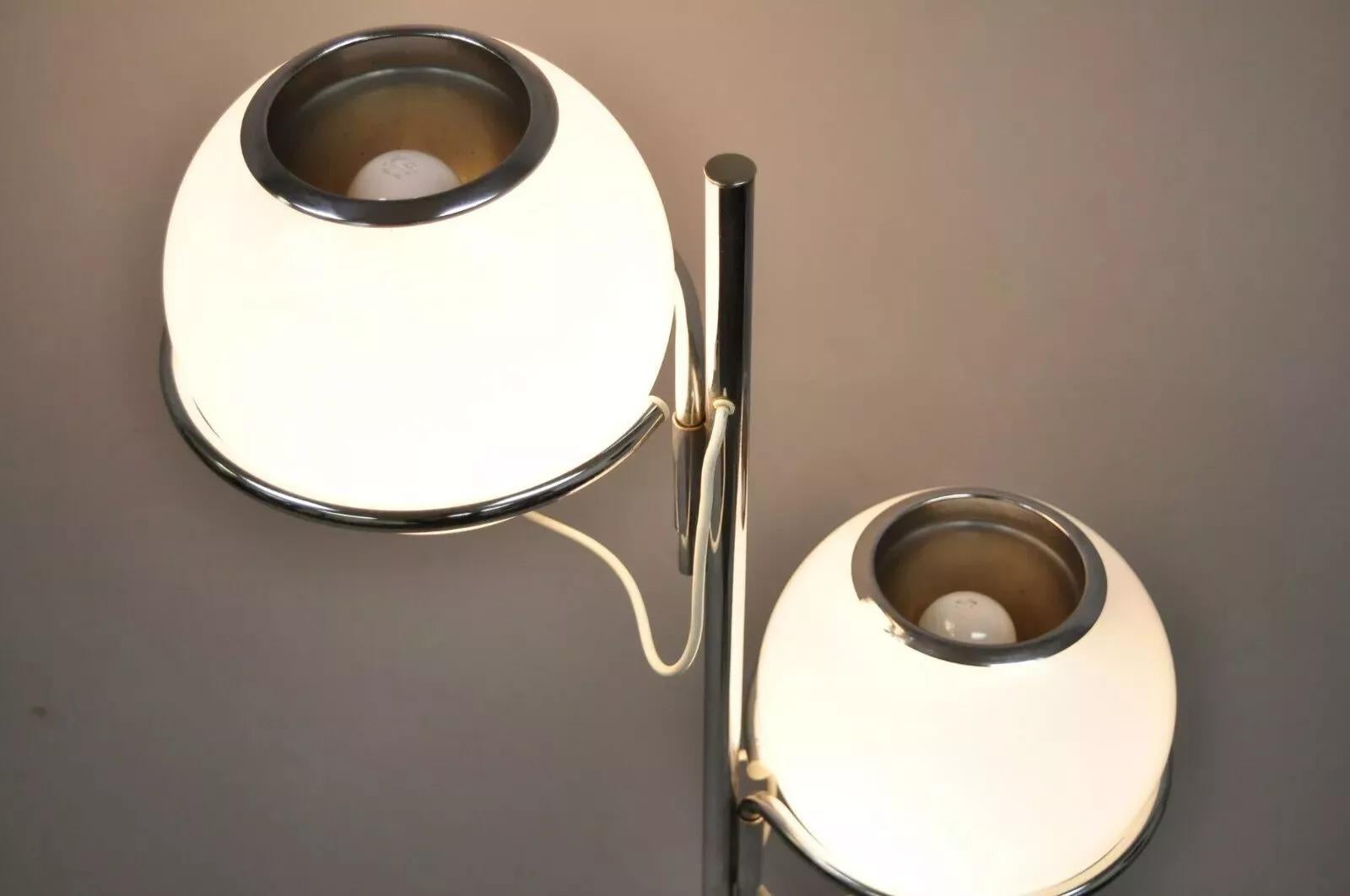 20ième siècle Reggiani, lampadaire moderne italien du milieu du siècle dernier, à double verre, orbe en chrome et marbre en vente