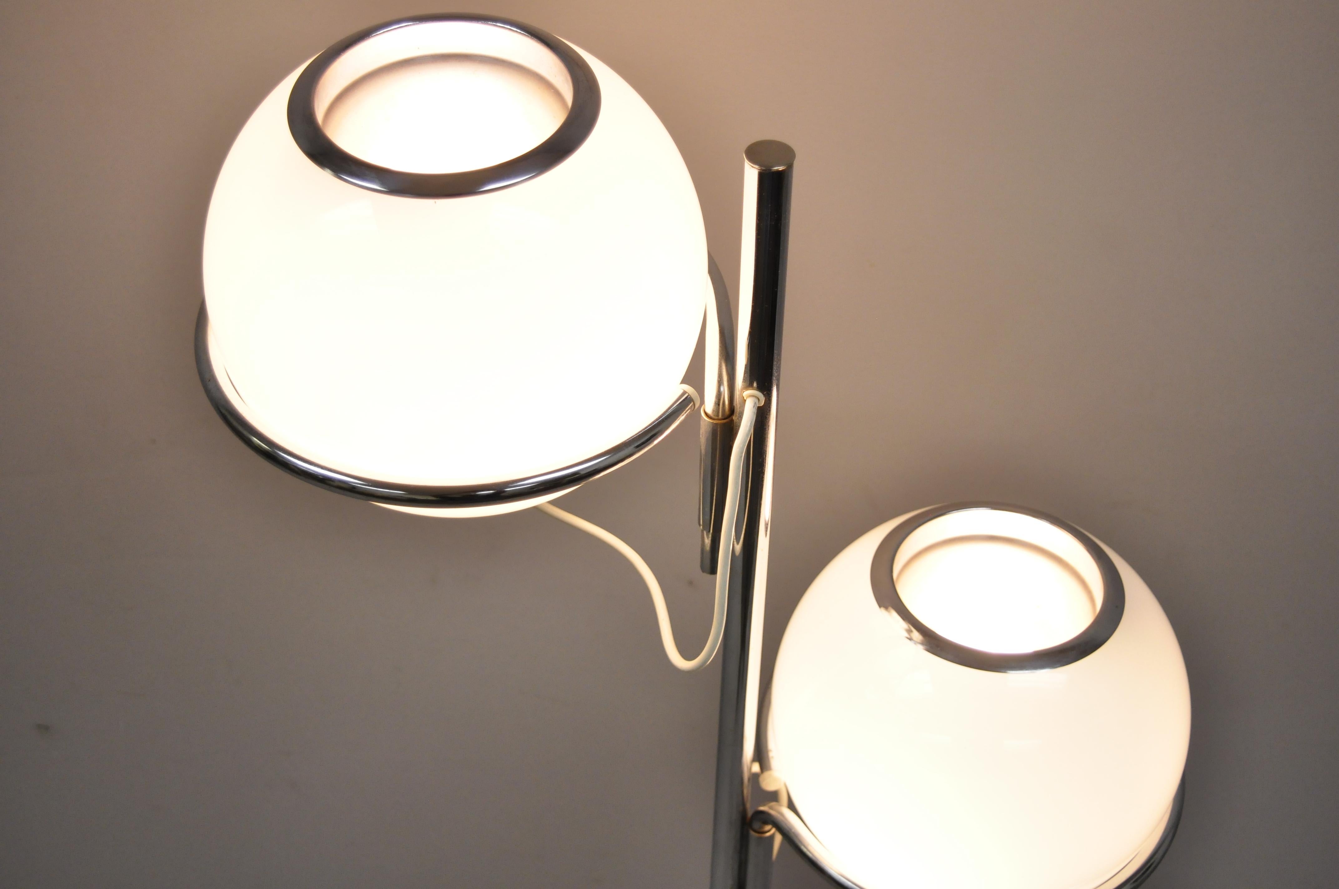 Verre Lampadaire Reggiani Midcentury Italian Modern Double Glass Orb Chrome Marble Lamp en vente