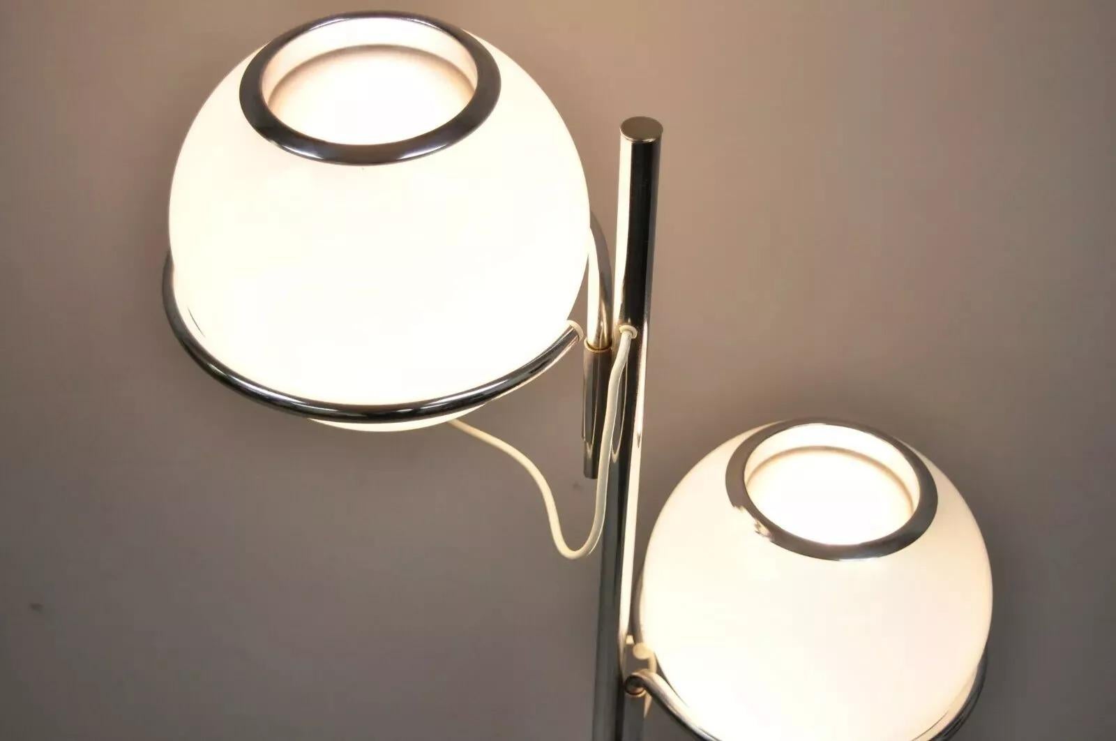 Verre Reggiani, lampadaire moderne italien du milieu du siècle dernier, à double verre, orbe en chrome et marbre en vente