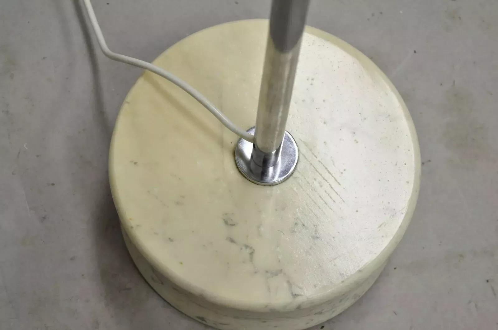 Reggiani, lampadaire moderne italien du milieu du siècle dernier, à double verre, orbe en chrome et marbre en vente 1