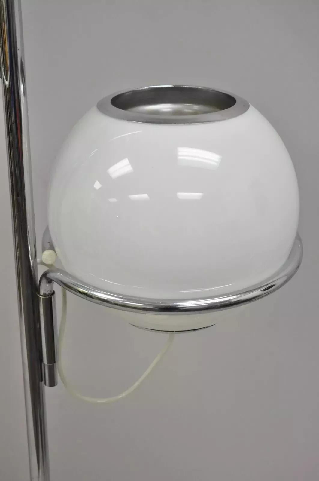 Reggiani, lampadaire moderne italien du milieu du siècle dernier, à double verre, orbe en chrome et marbre en vente 2