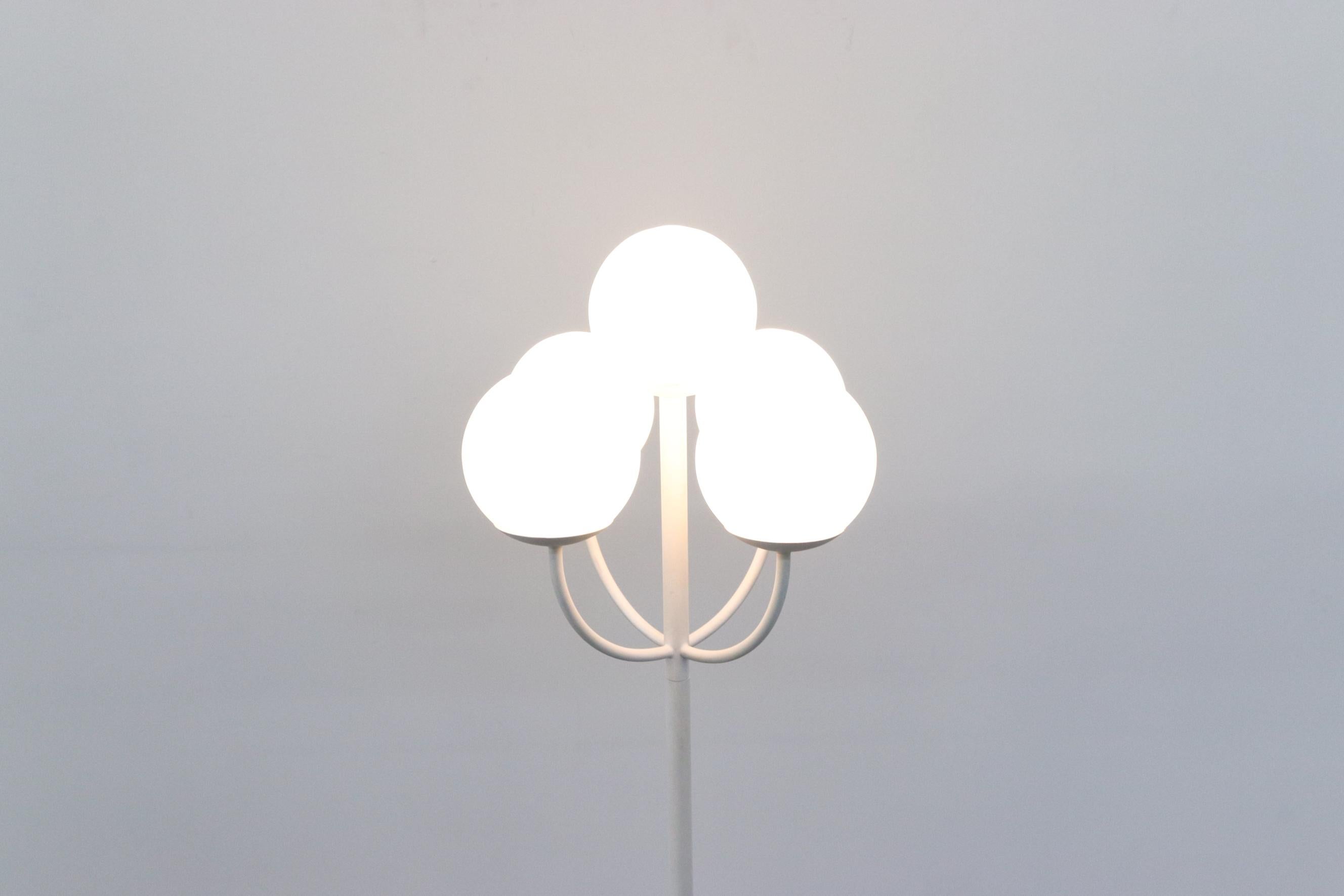 Émaillé Lampadaire de style Reggiani à base de tulipe blanche à plusieurs lobes en verre dépoli en vente