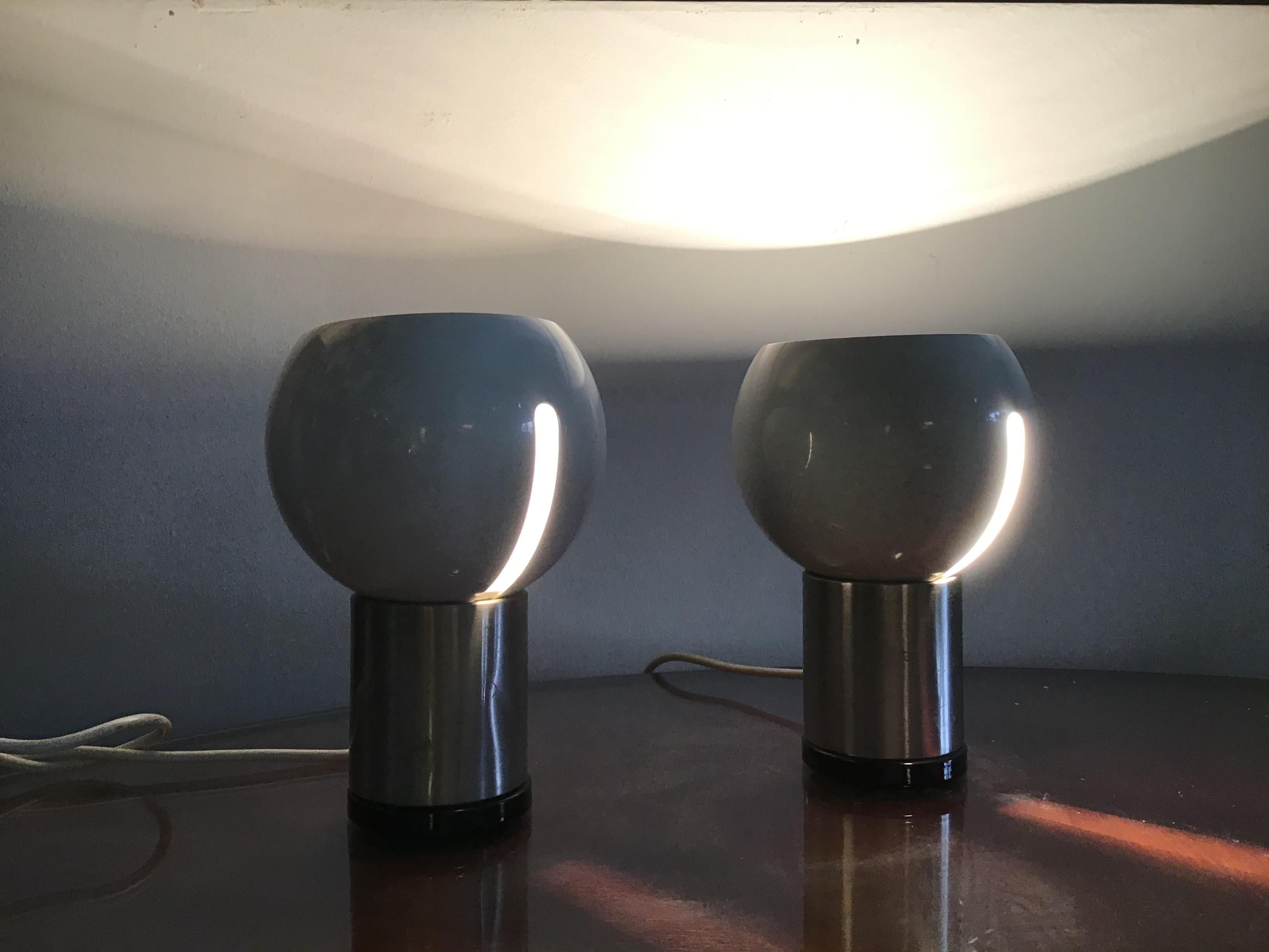 Deux lampes de table Reggiani en métal plexi crome, 1970, Italie.
