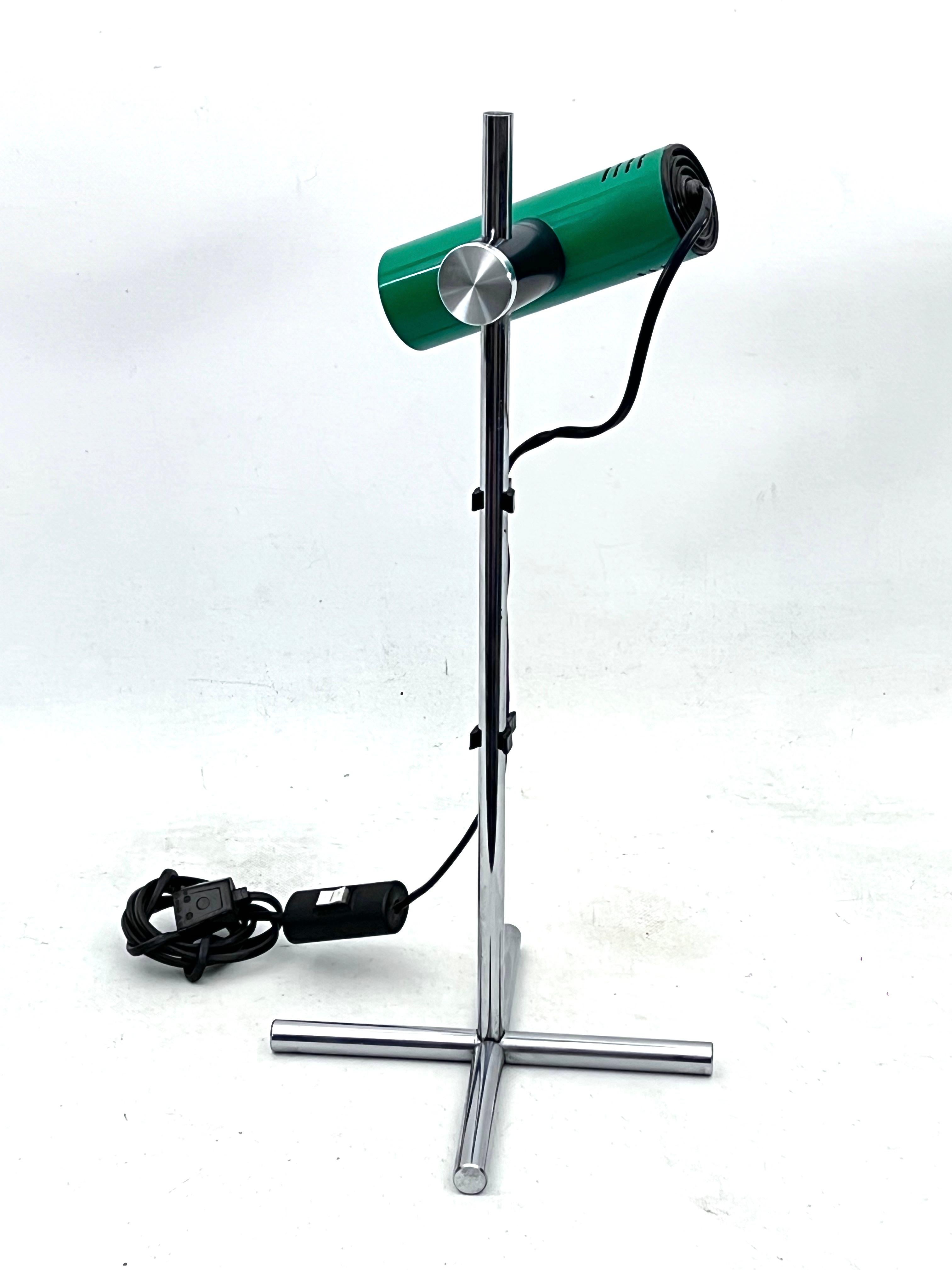 Mid-Century Modern Reggiani, vintage chrome and green lacquer adjustable table lamp. Italy 1970s For Sale