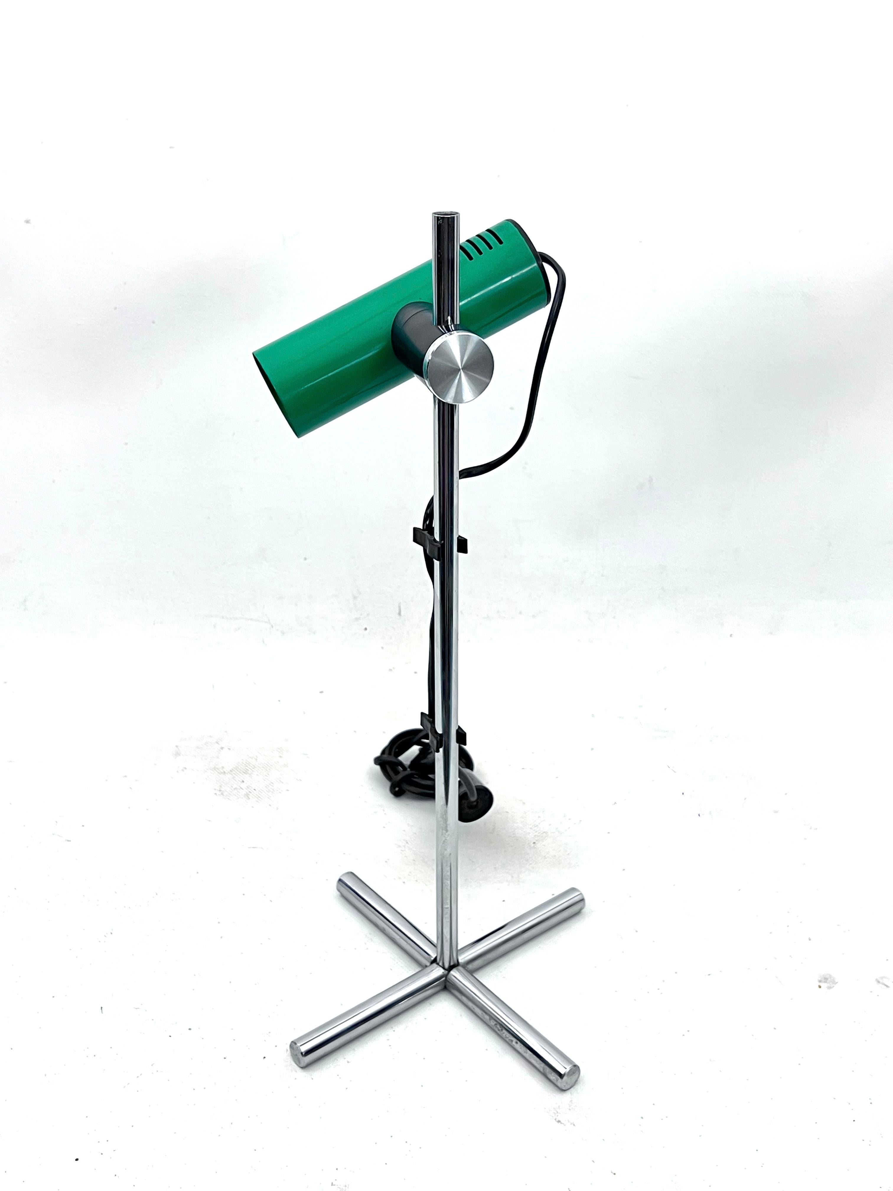 Reggiani, vintage chrome and green lacquer adjustable table lamp. Italy 1970s For Sale 2