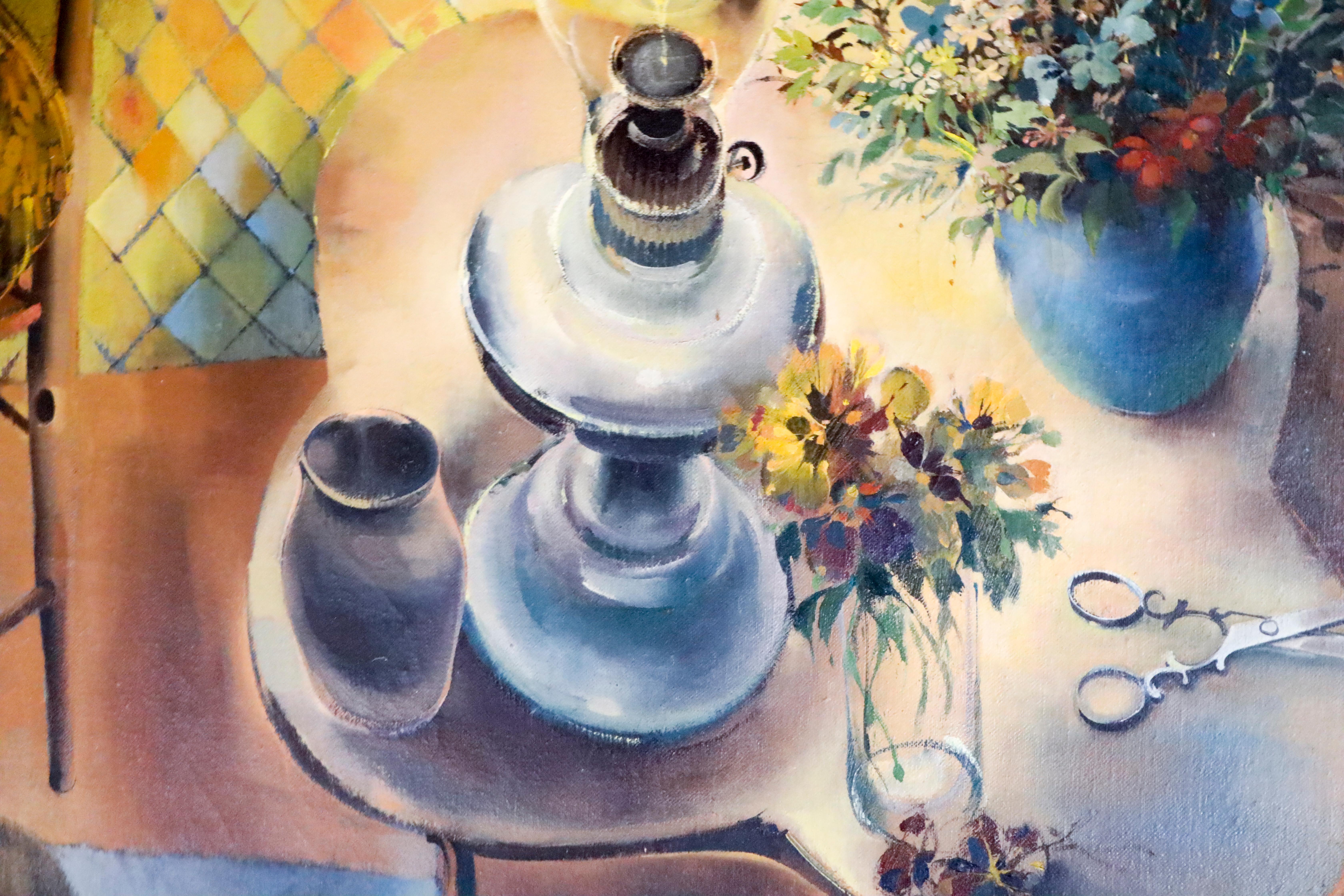 BODEGÓN DE GATO, CESTA DE FLORES Y TIJERAS  Artista de Nantucket Reggie Levine - Interior Painting Gris de Reggie Levine 