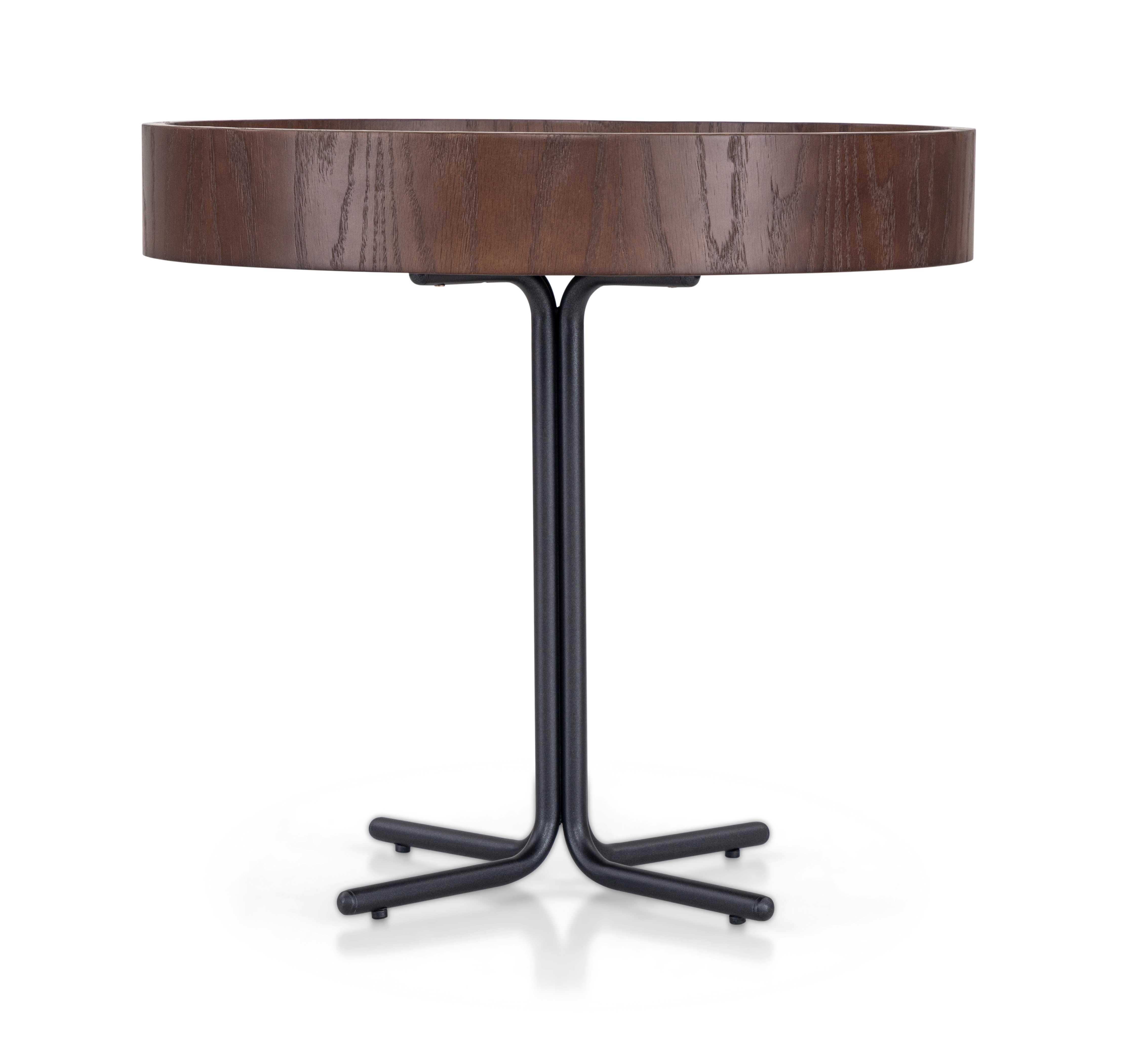 Table basse Régia conçue par Sérgio Batista pour Uultis Design/One, avec un plateau de 20 pouces en miroir bronze, un rebord en finition Imbuia et des pieds en métal noir. Élevez votre espace de vie avec la table basse Régia, un mélange parfait de