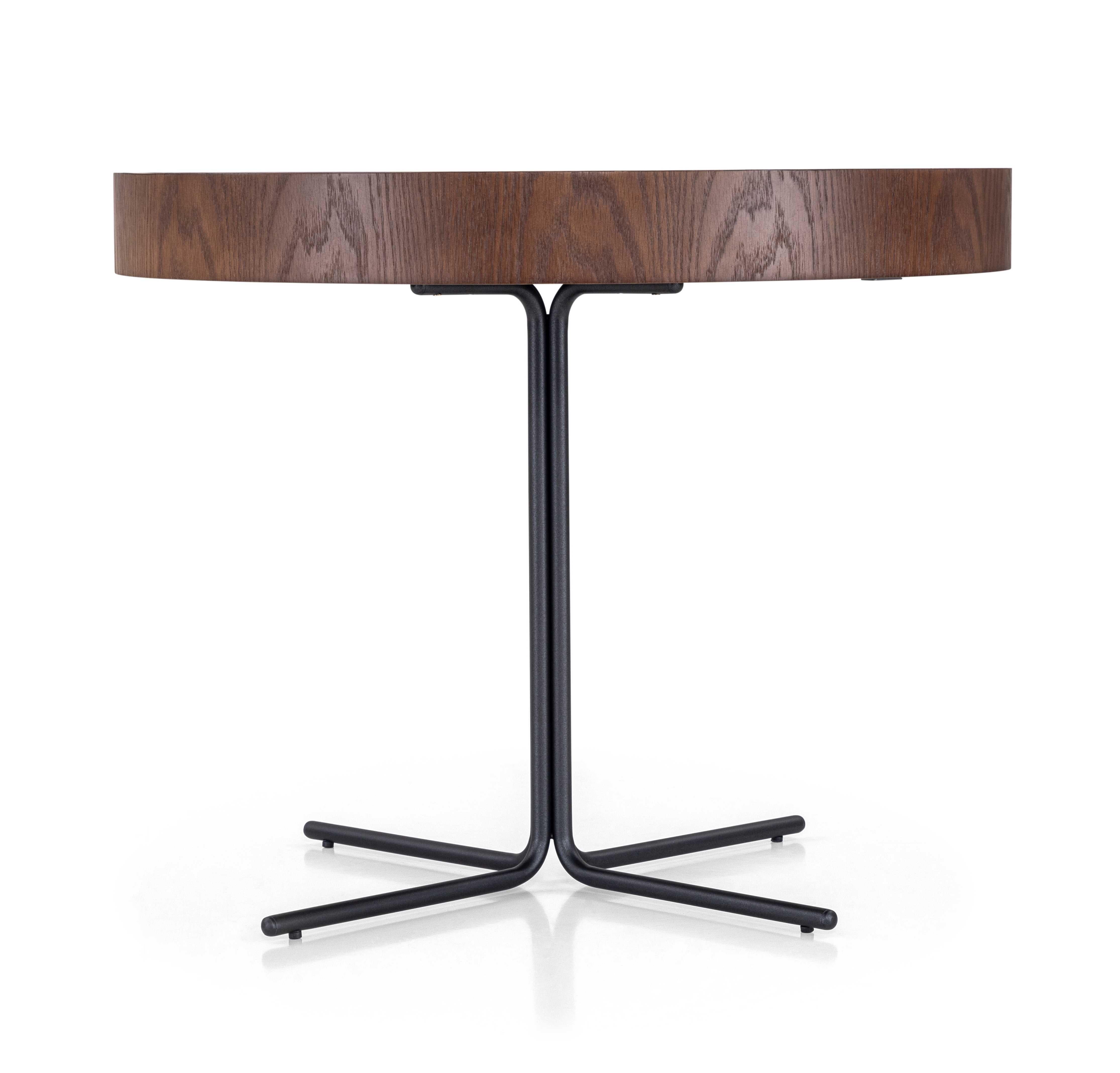 Table basse Régia conçue par Sérgio Batista pour Uultis Design/One, avec un plateau de 27 pouces en miroir bronze, un rebord en finition Imbuia et des pieds en métal noir. Élevez votre espace de vie avec la table basse Régia, un mélange parfait de