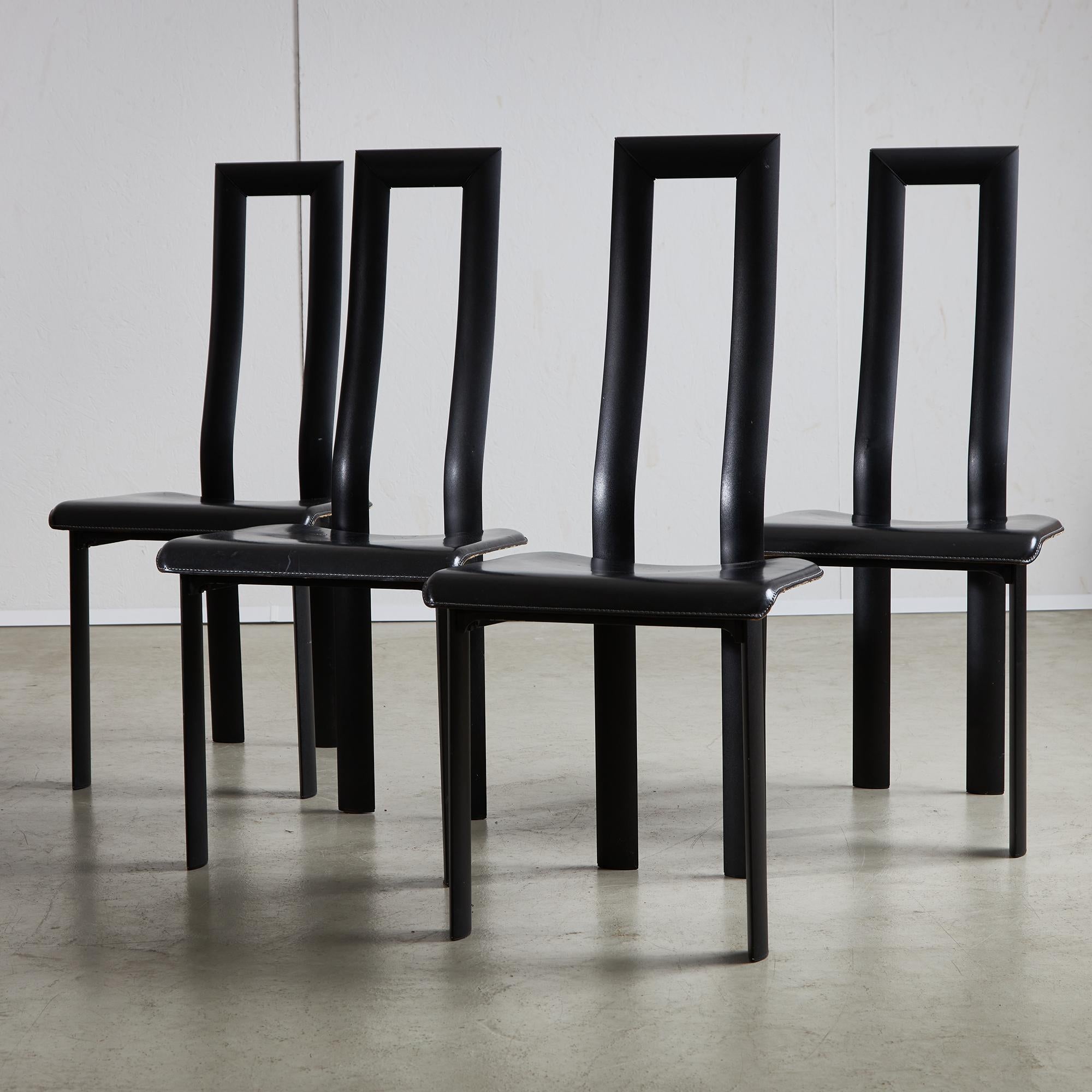 Le sedie da pranzo Regia di Antonello Mosca fanno parte della collezione Ycami Collection degli anni '80, nota per il suo design elegante e l'alta qualità artigianale. Queste sedie sono caratterizzate da un'estetica moderna, linee minimaliste e