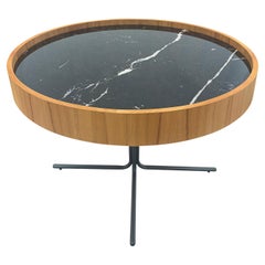 Akzenttisch mit 27-Zoll-Platte aus Nero-Glas, Rand aus Teakholz und Graphit, Regia-Linie