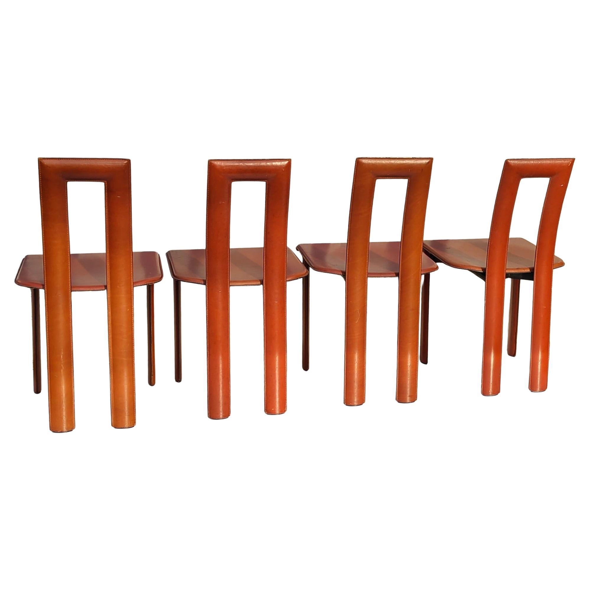 No dudes en ponerte en contacto con nosotros para obtener un presupuesto de envío eficaz a tu zona postal.

Juego de cuatro sillas de comedor.
Diseñado por Antonello Mosca.
Fabricado en Italia por Ycami Collection.
Cuero coñac sobre estructura de