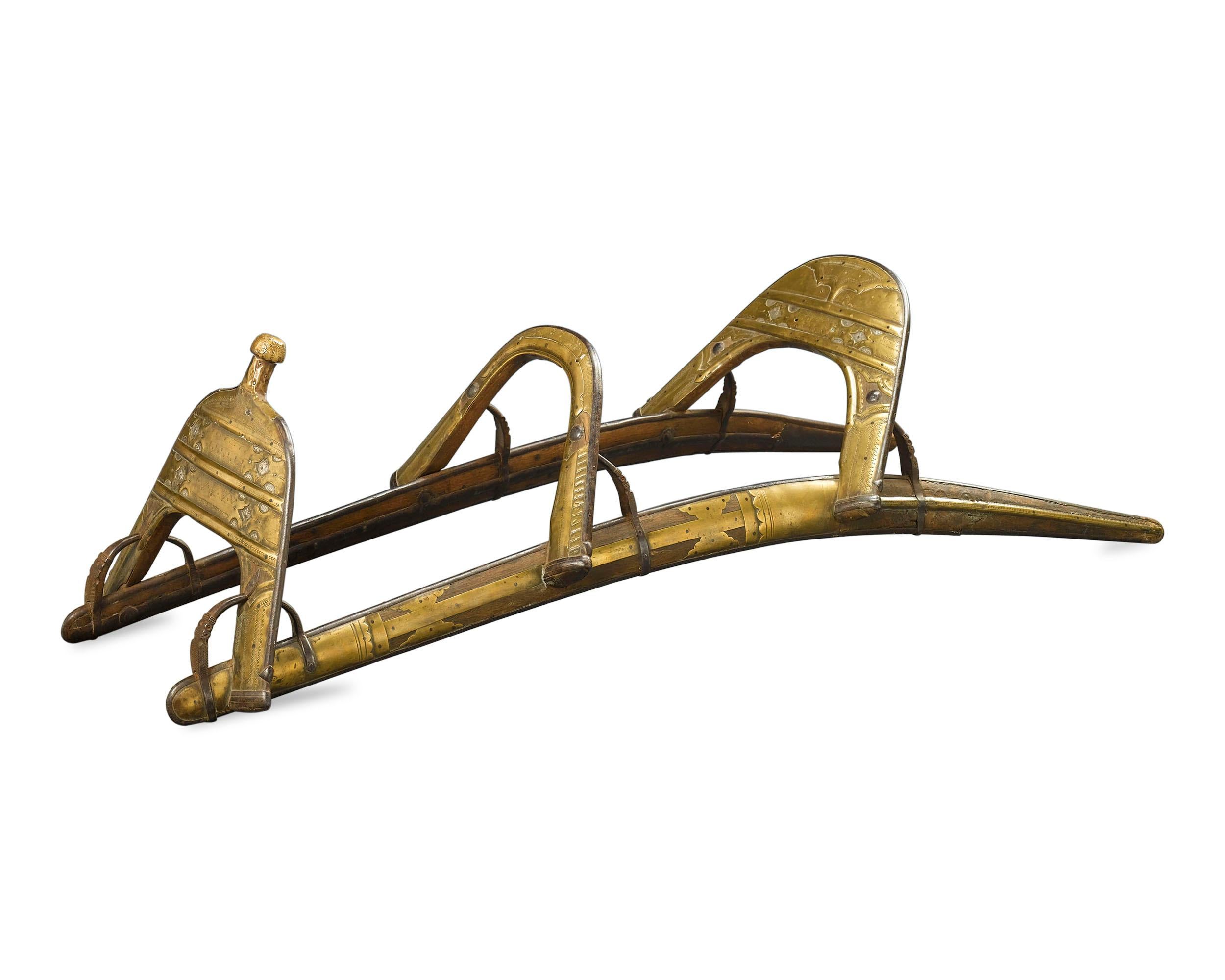 Cette pièce fascinante de l'histoire militaire est une selle de chameau créée et utilisée par le Régiment des Dromadaires pendant les campagnes égyptiennes de Napoléon entre 1798 et 1801. Le terme 