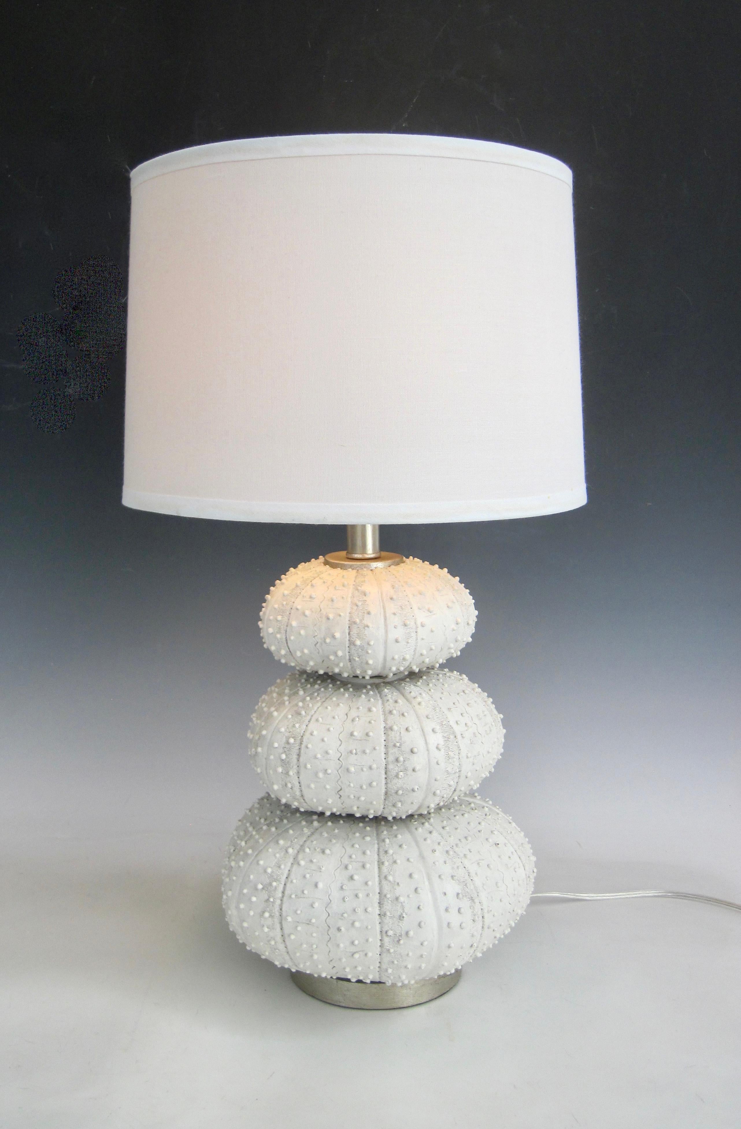 Organique Lampe de table empilée Sea Urchin attribuée à Regina Andrews en vente
