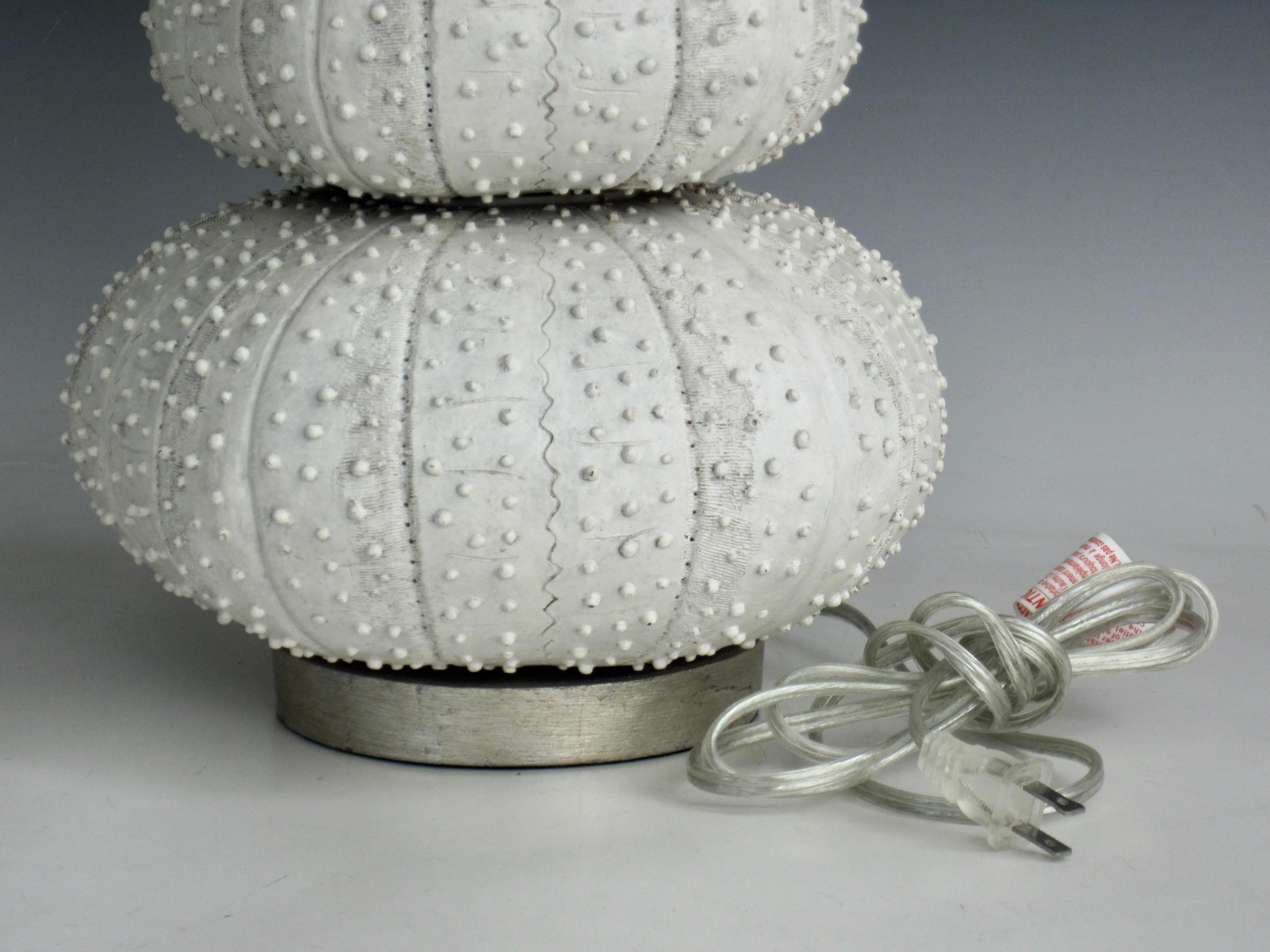 Métal Lampe de table empilée Sea Urchin attribuée à Regina Andrews en vente