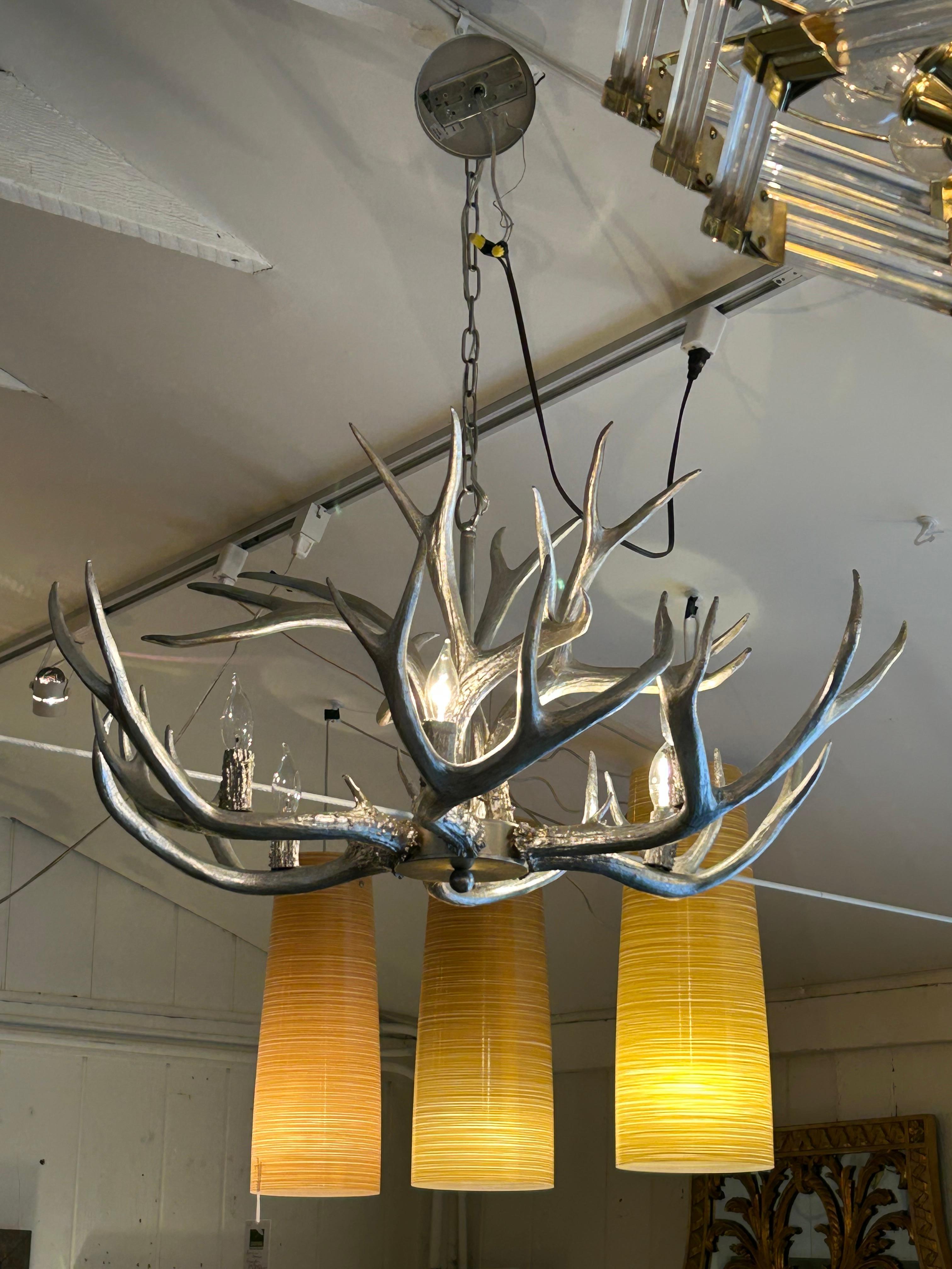 Regina Andrews Llamativa Lámpara de 6 Luces de Asta de Imitación a Hoja de Plata Resina en venta