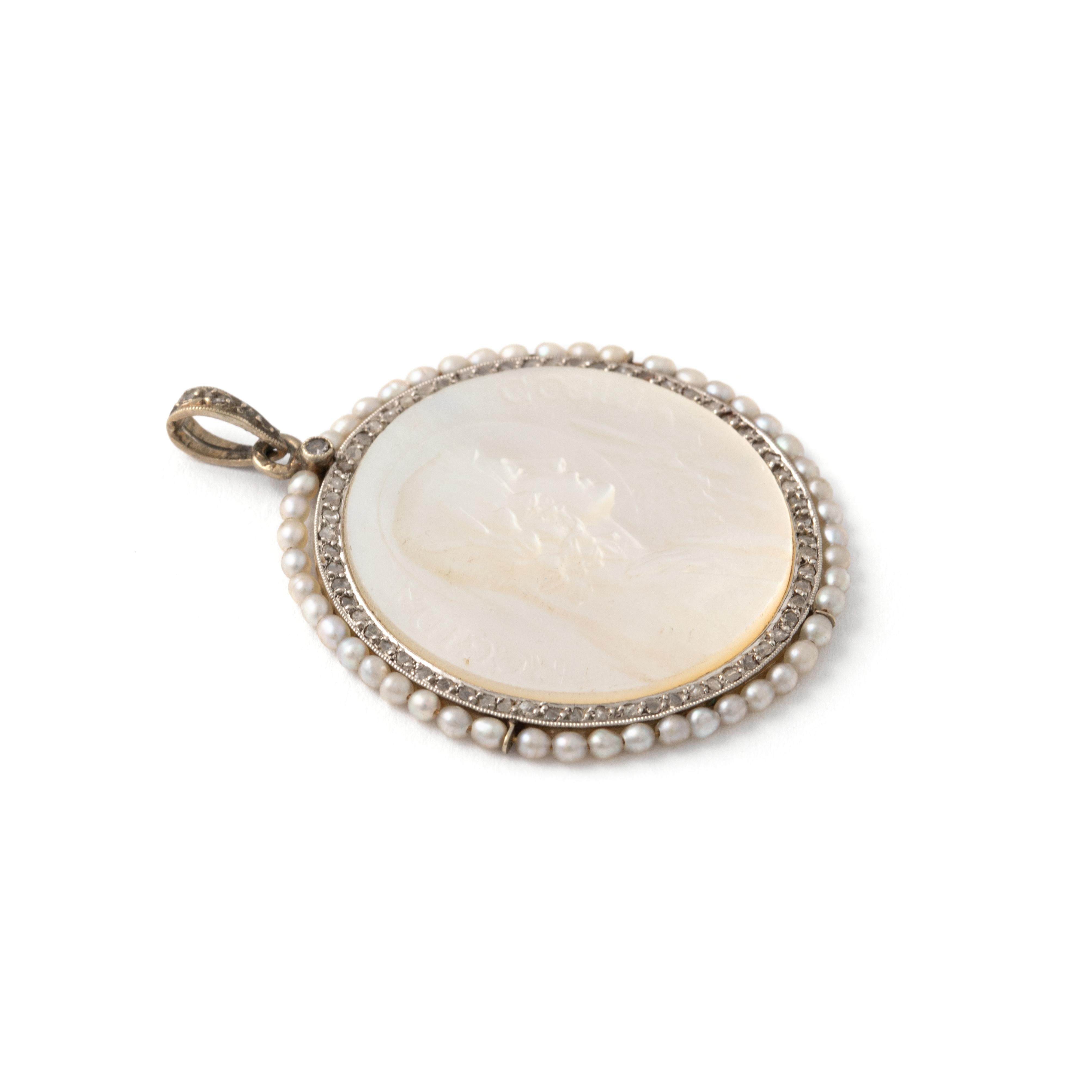Art nouveau Pendentif Regina Caeli en or blanc, diamant et perle en vente